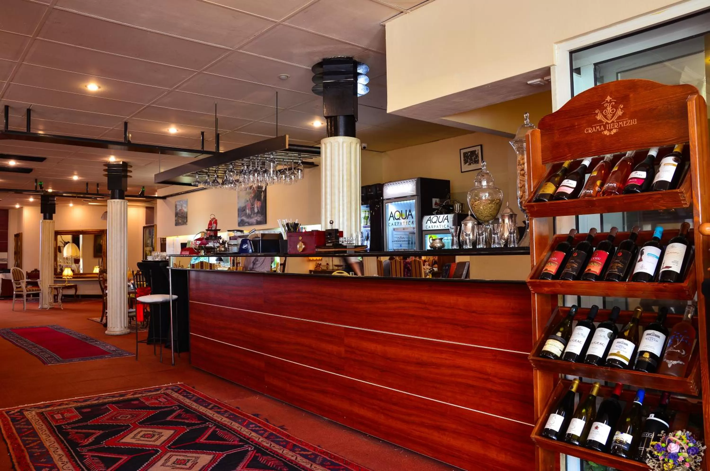 Restaurant/places to eat in Hotel Senator