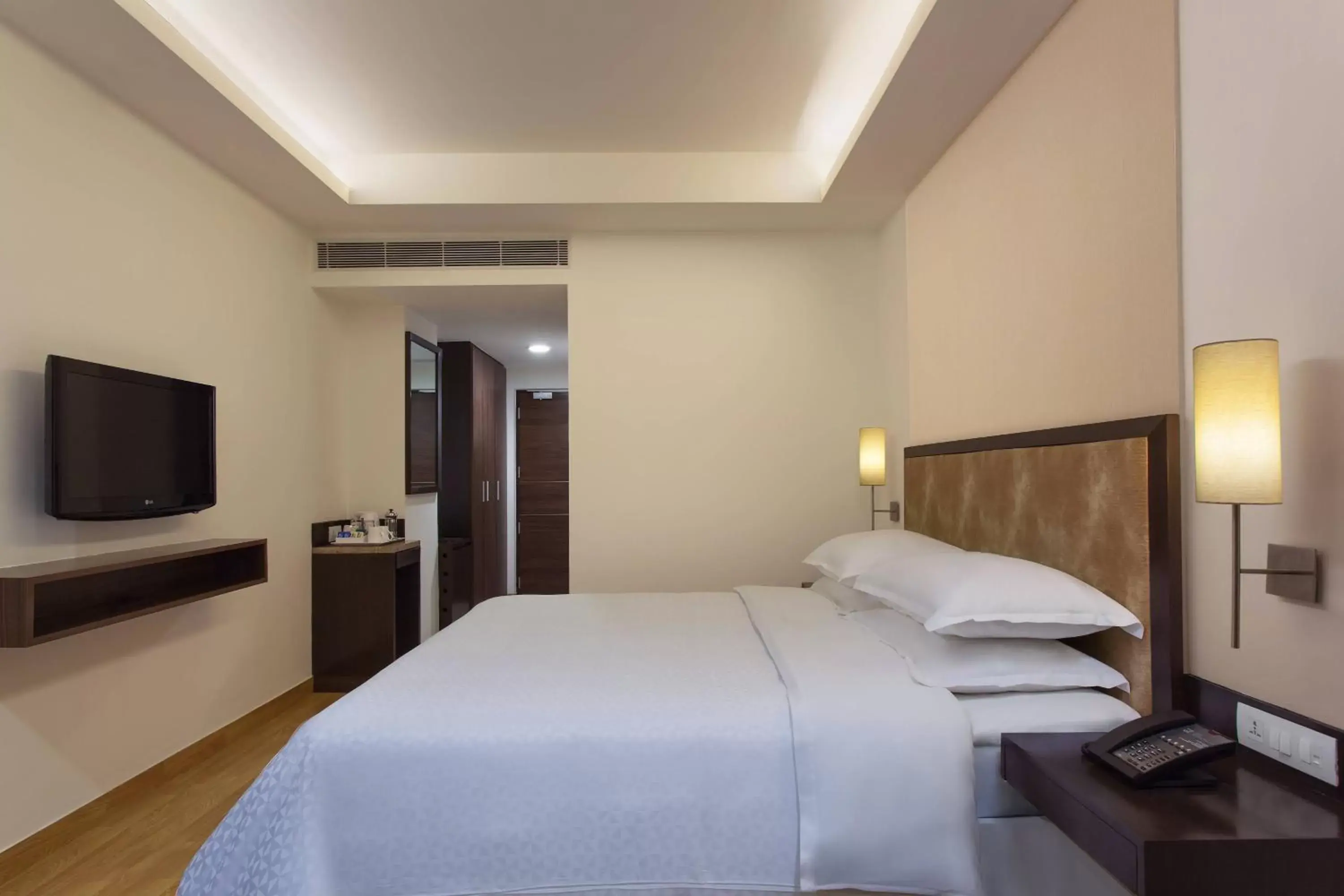 Photo of the whole room, Bed in Four Points by Sheraton Vadodara