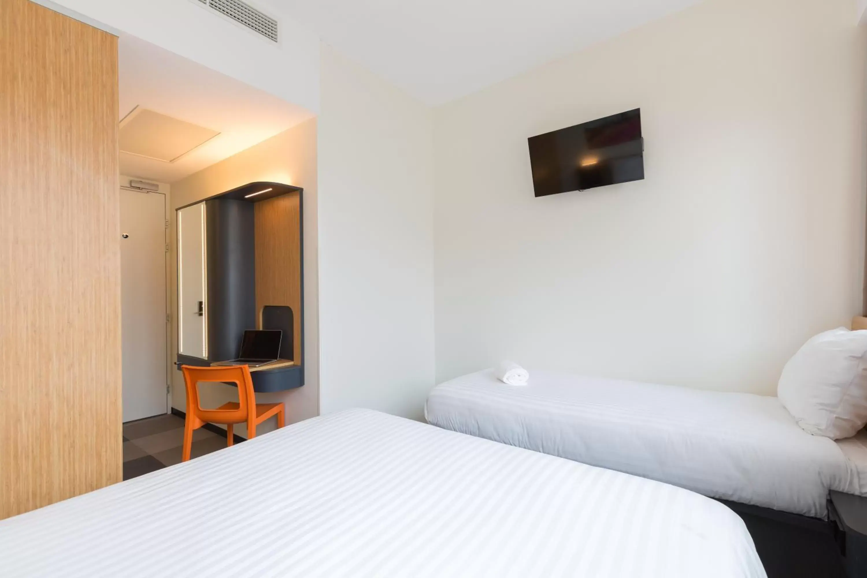 Bed in Maxhotel Amsterdam Airport Schiphol