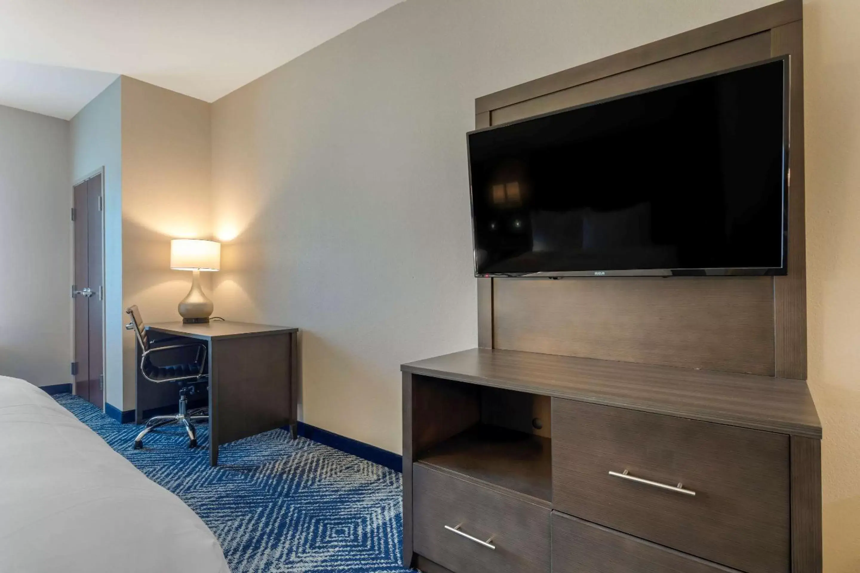 Photo of the whole room, TV/Entertainment Center in Comfort Inn & Suites Balch Springs - SE Dallas