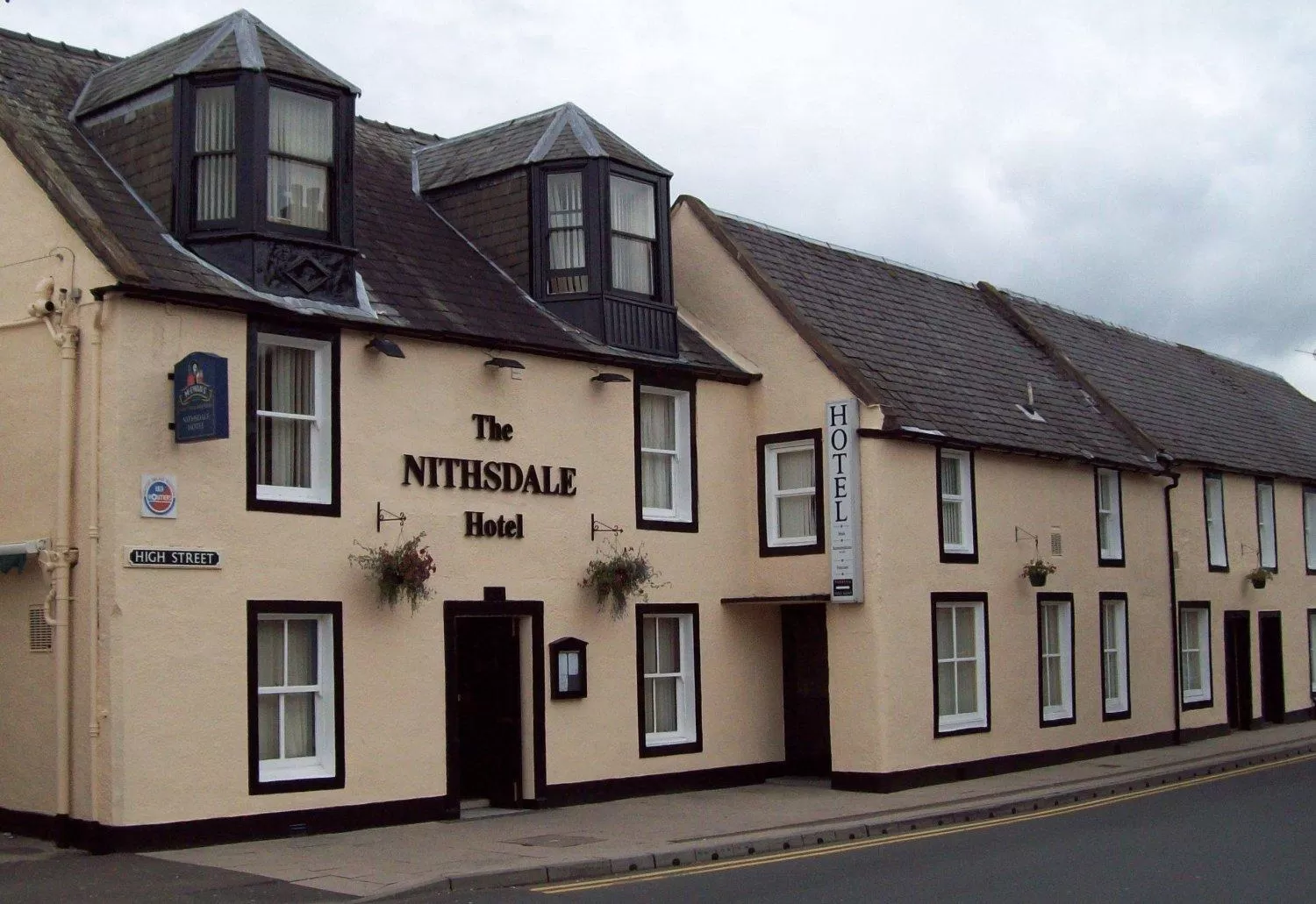 Facade/entrance in Nithsdale Hotel