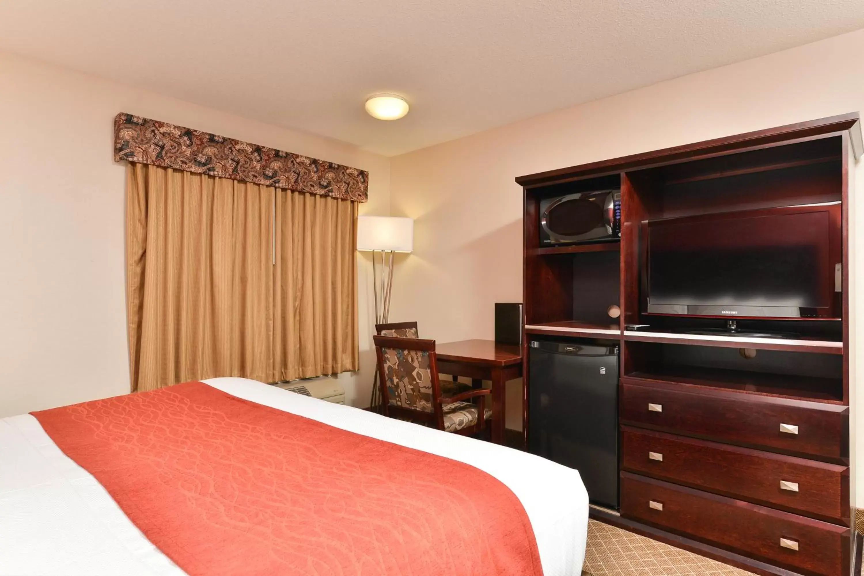 Queen Suite with Sofa Bed - Non-Smoking in Comfort Inn & Suites Airport South