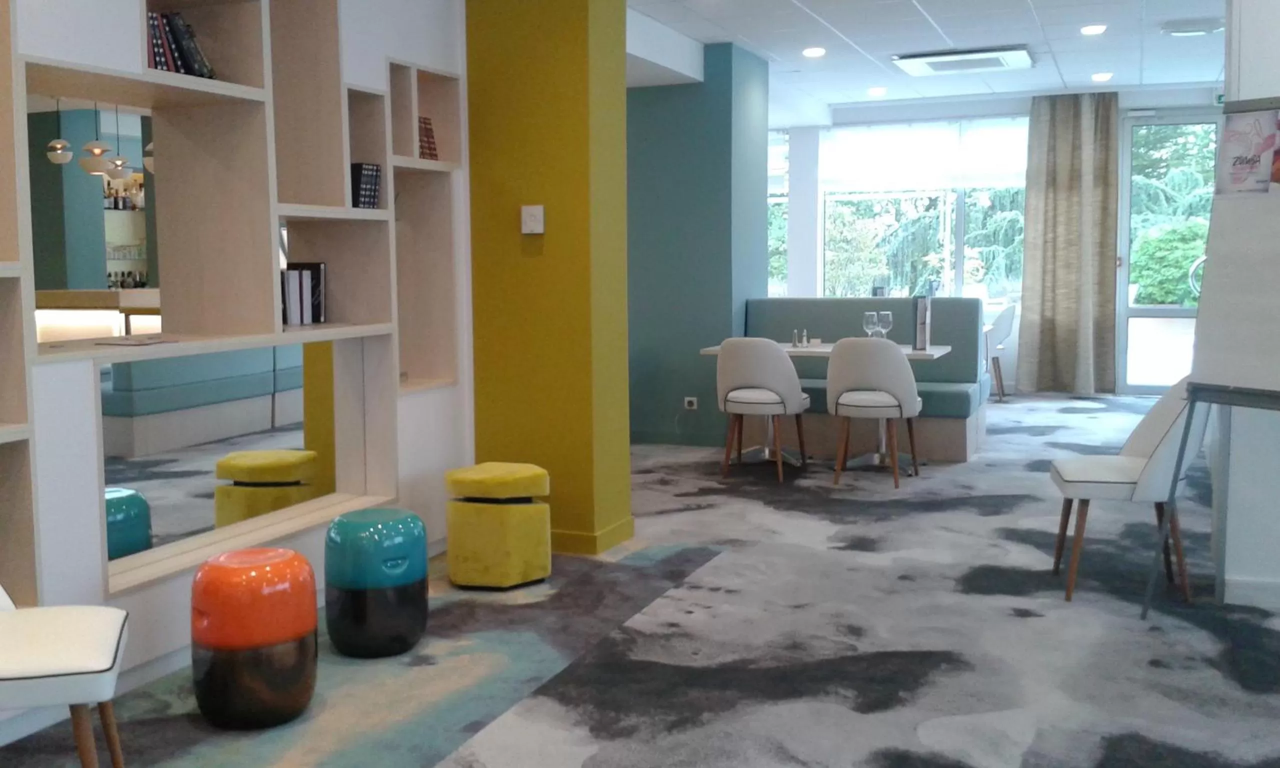 Seating area in Hôtel Mercure Mâcon Bord de Saône