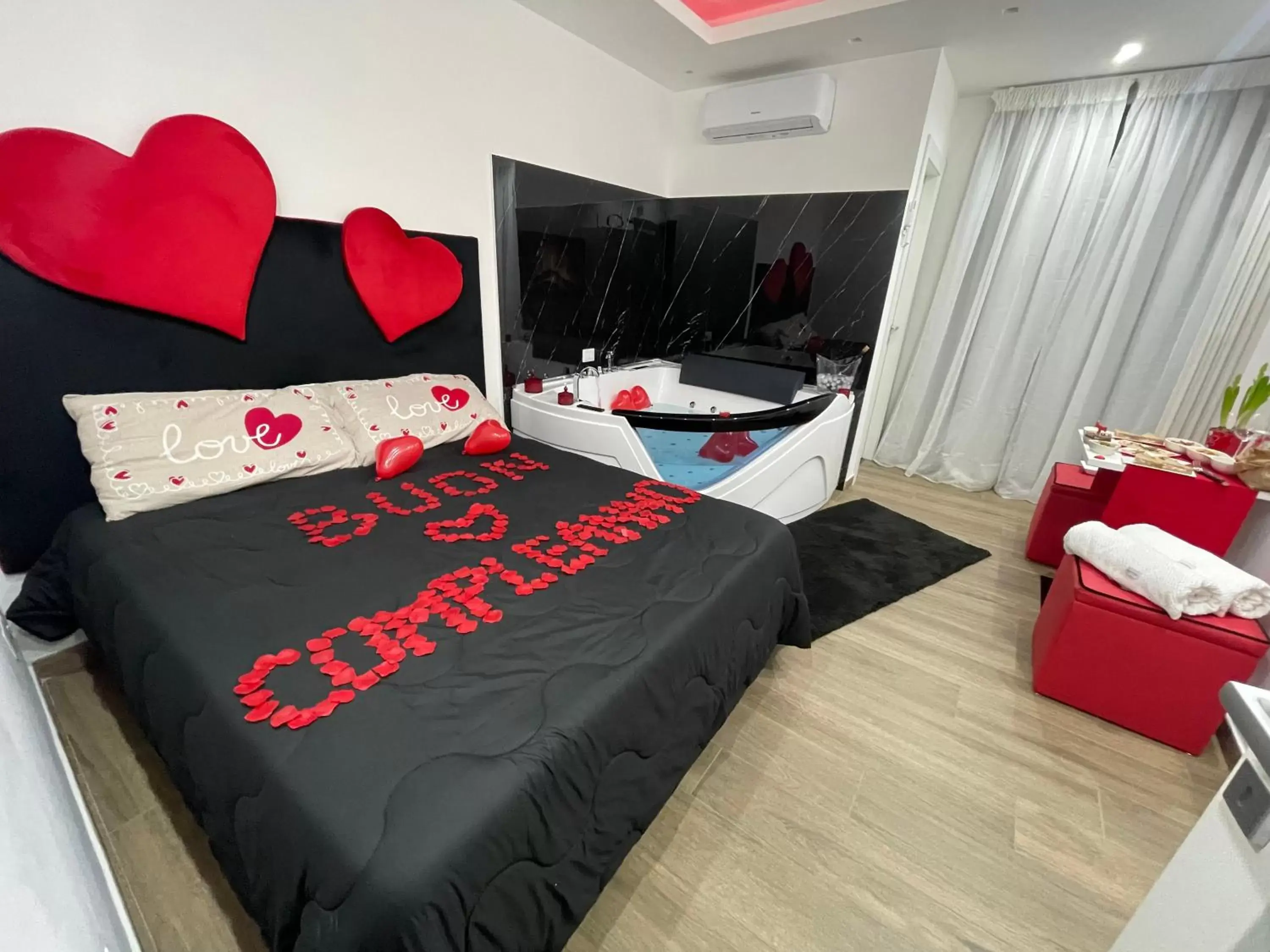 Bed in Due Cuori Suite con vasca idromassaggi