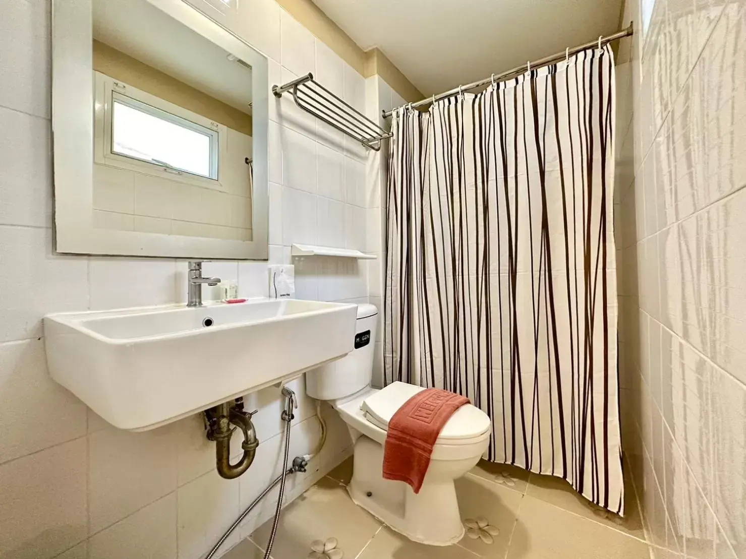 Bathroom in Dinsomon Hotel