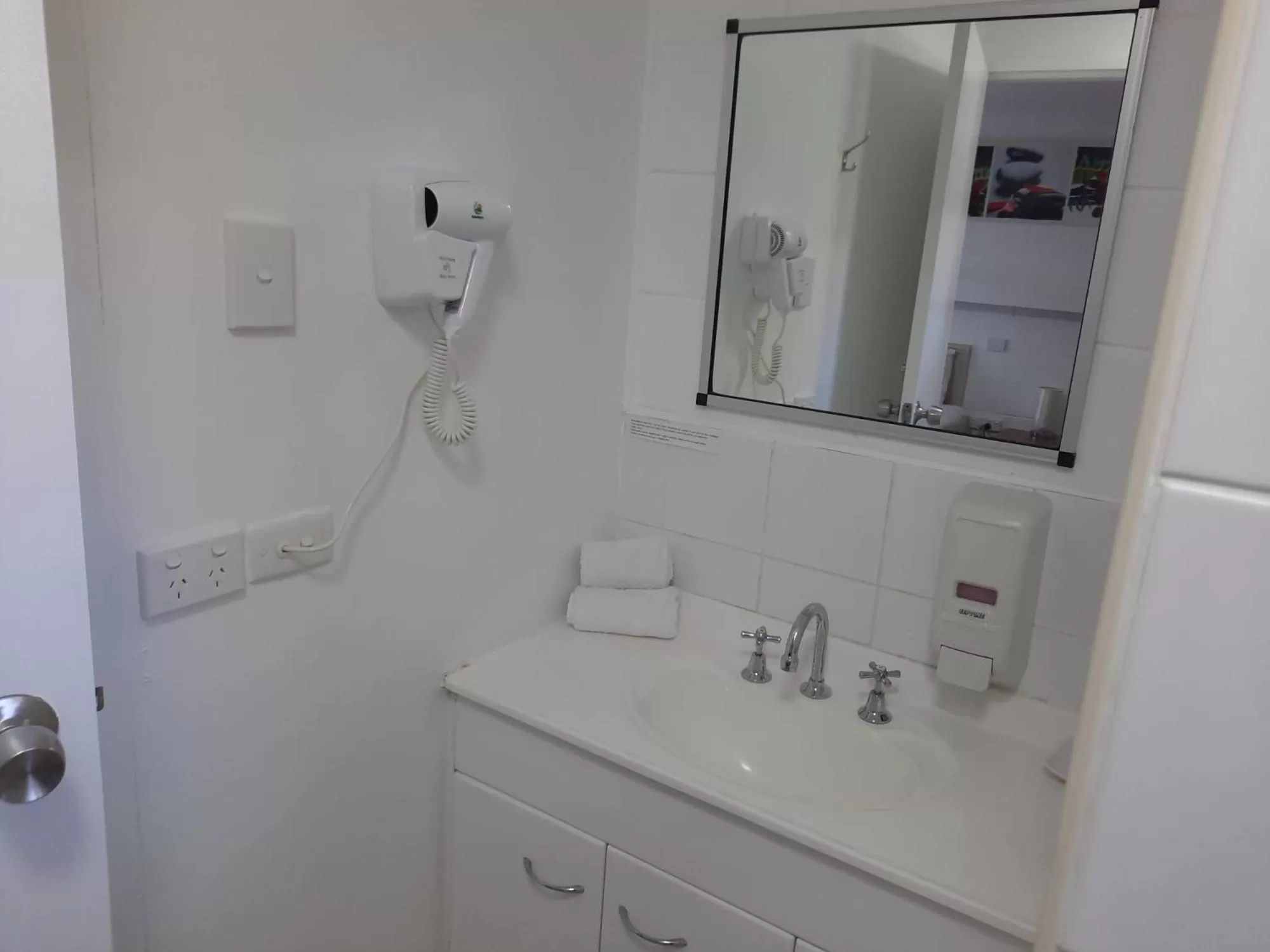 Bathroom in Cleveland Motor Inn