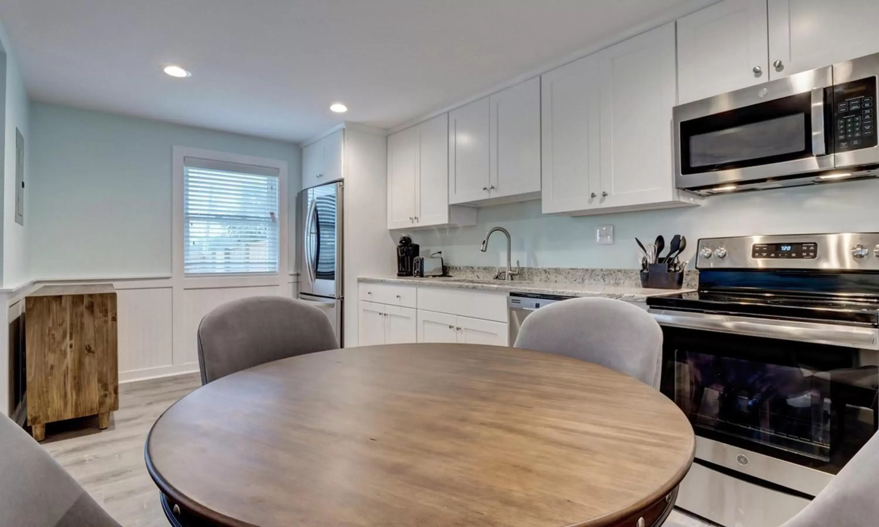 Dining area, Kitchen/Kitchenette in Loggerhead Inn and Suites by Carolina Retreats