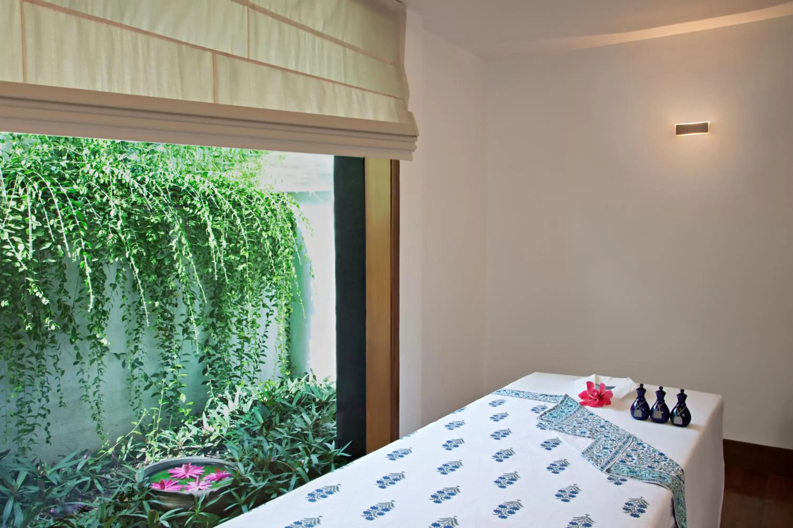 Spa and wellness centre/facilities, Bed in Trident Chennai