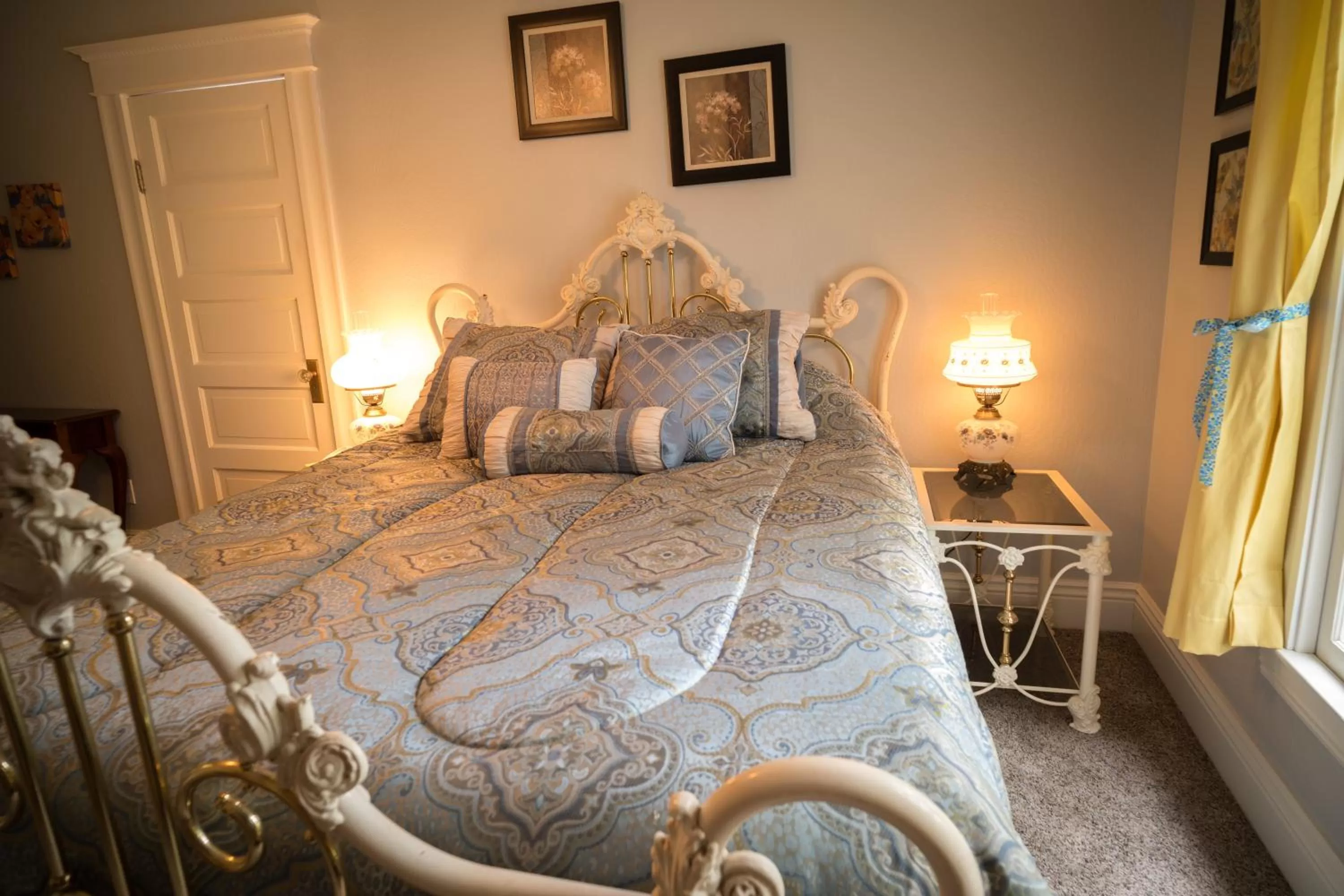 Bedroom, Bed in Poppy Sister Inn