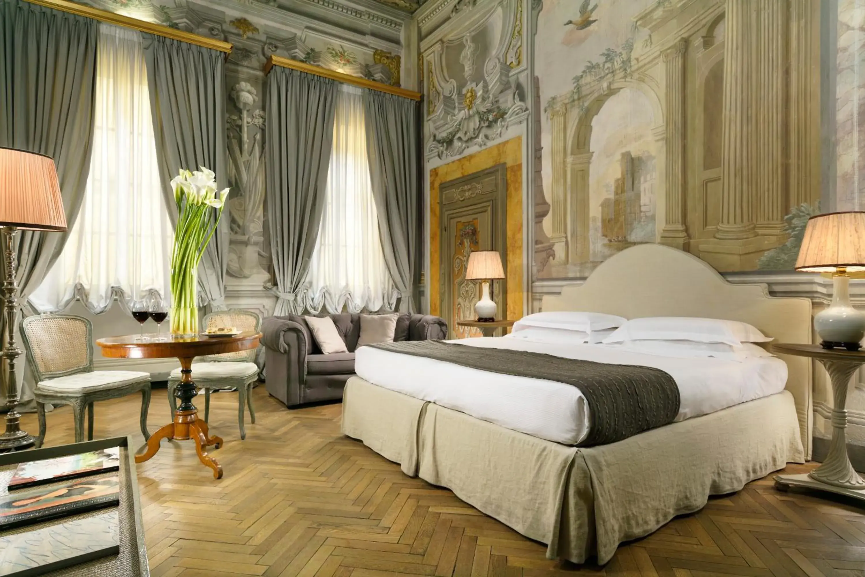 Photo of the whole room, Bed in Al Palazzo del Marchese di Camugliano Residenza d'Epoca