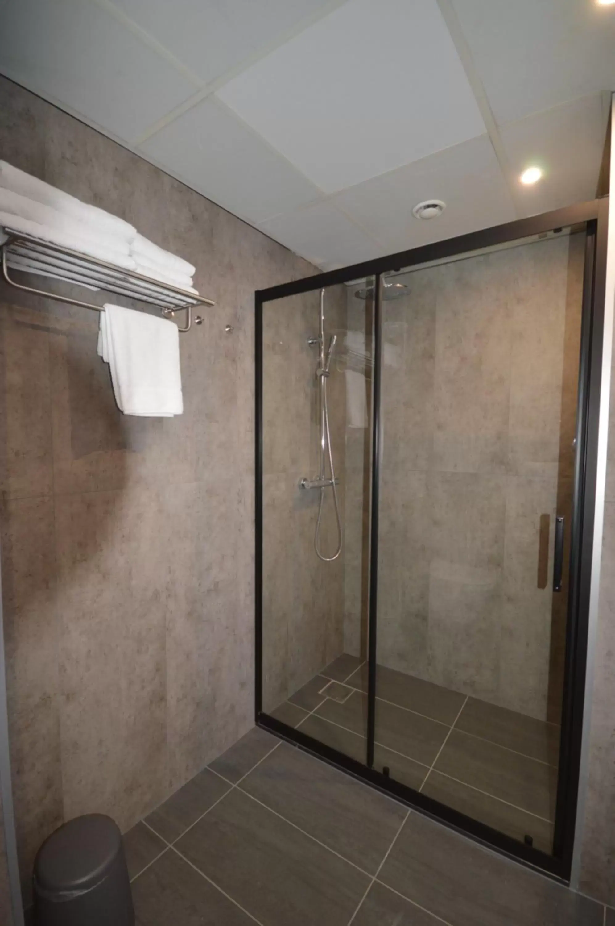 Shower, Bathroom in Atlas Hotel Holiday