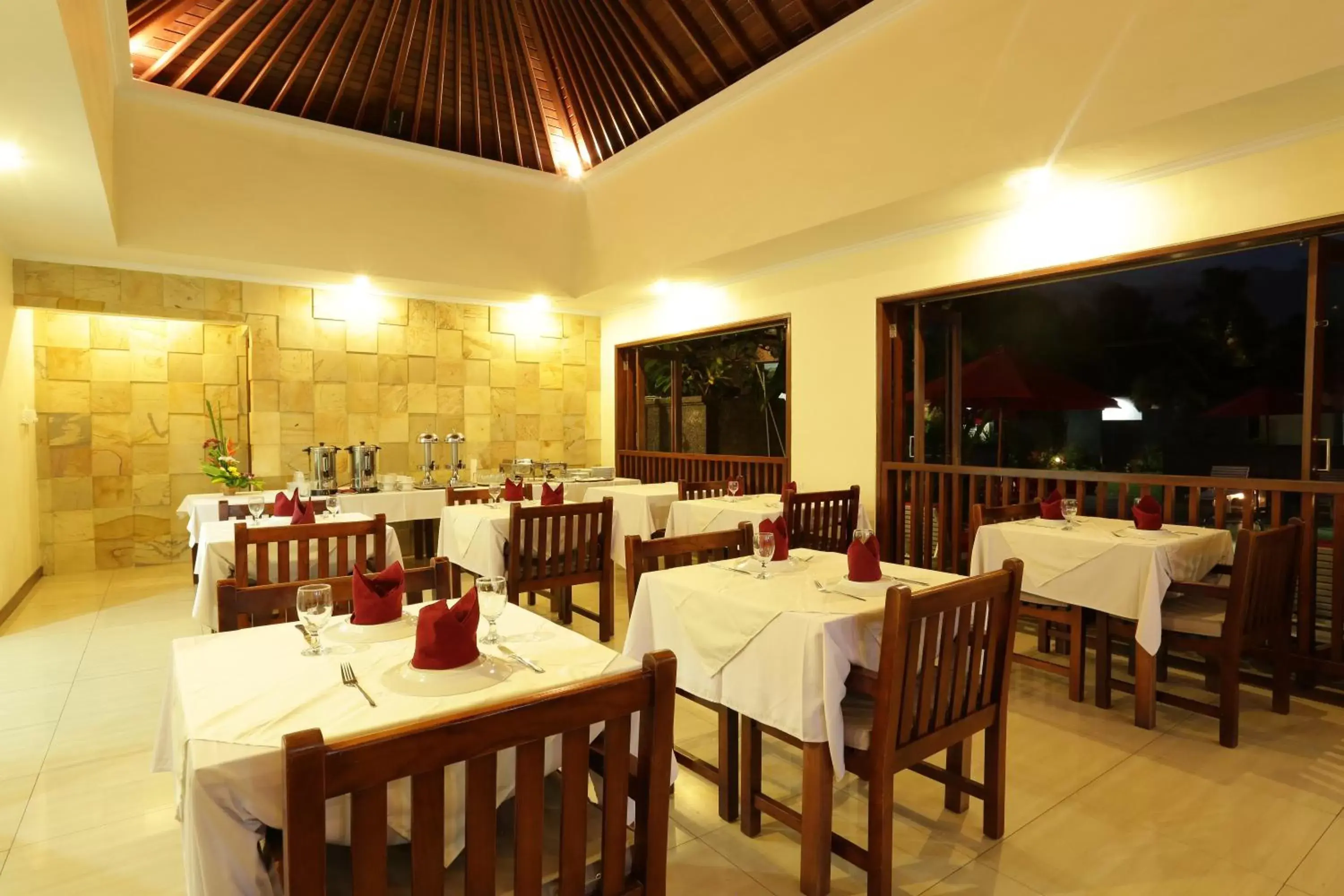 Restaurant/Places to Eat in Hotel Segara Agung