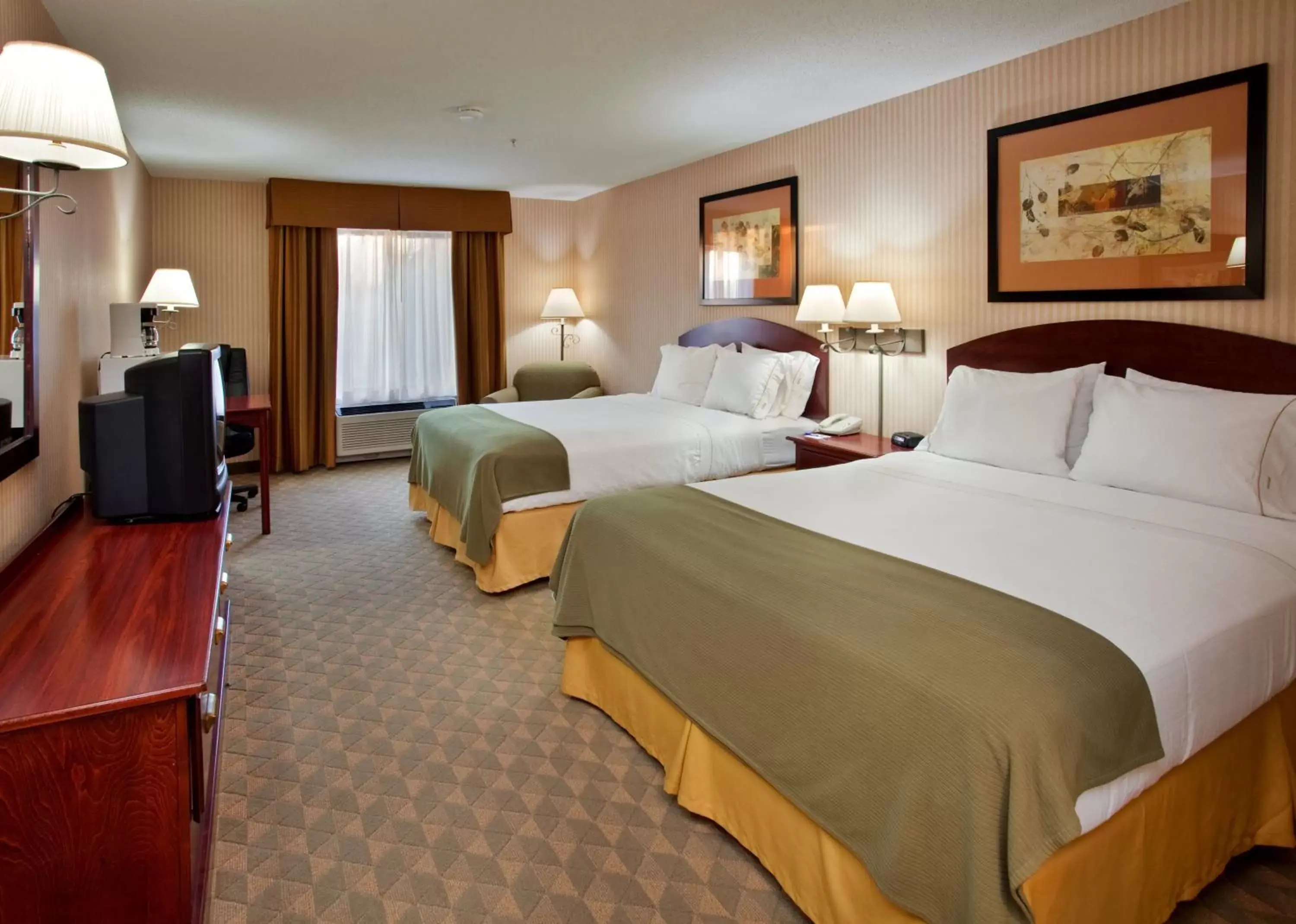 Photo of the whole room, Bed in Holiday Inn Express & Suites Lansing-Leavenworth, an IHG Hotel