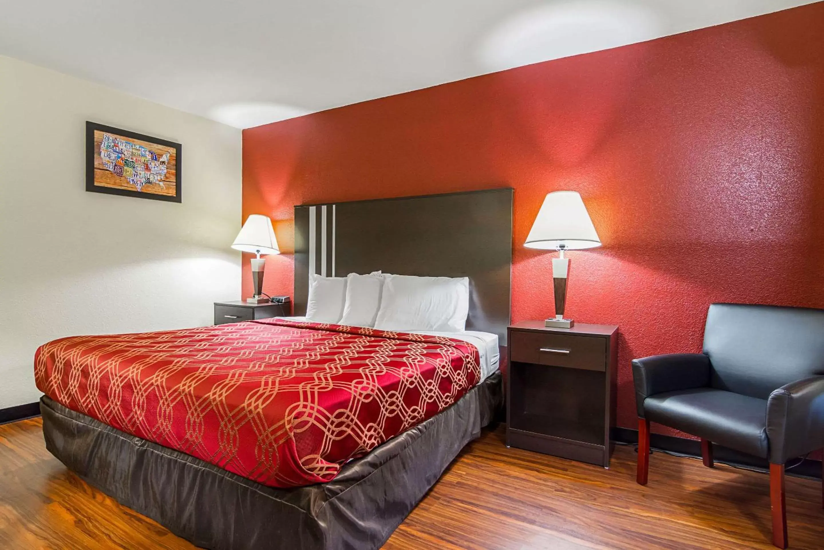 Photo of the whole room, Bed in Econo Lodge Research Triangle Park
