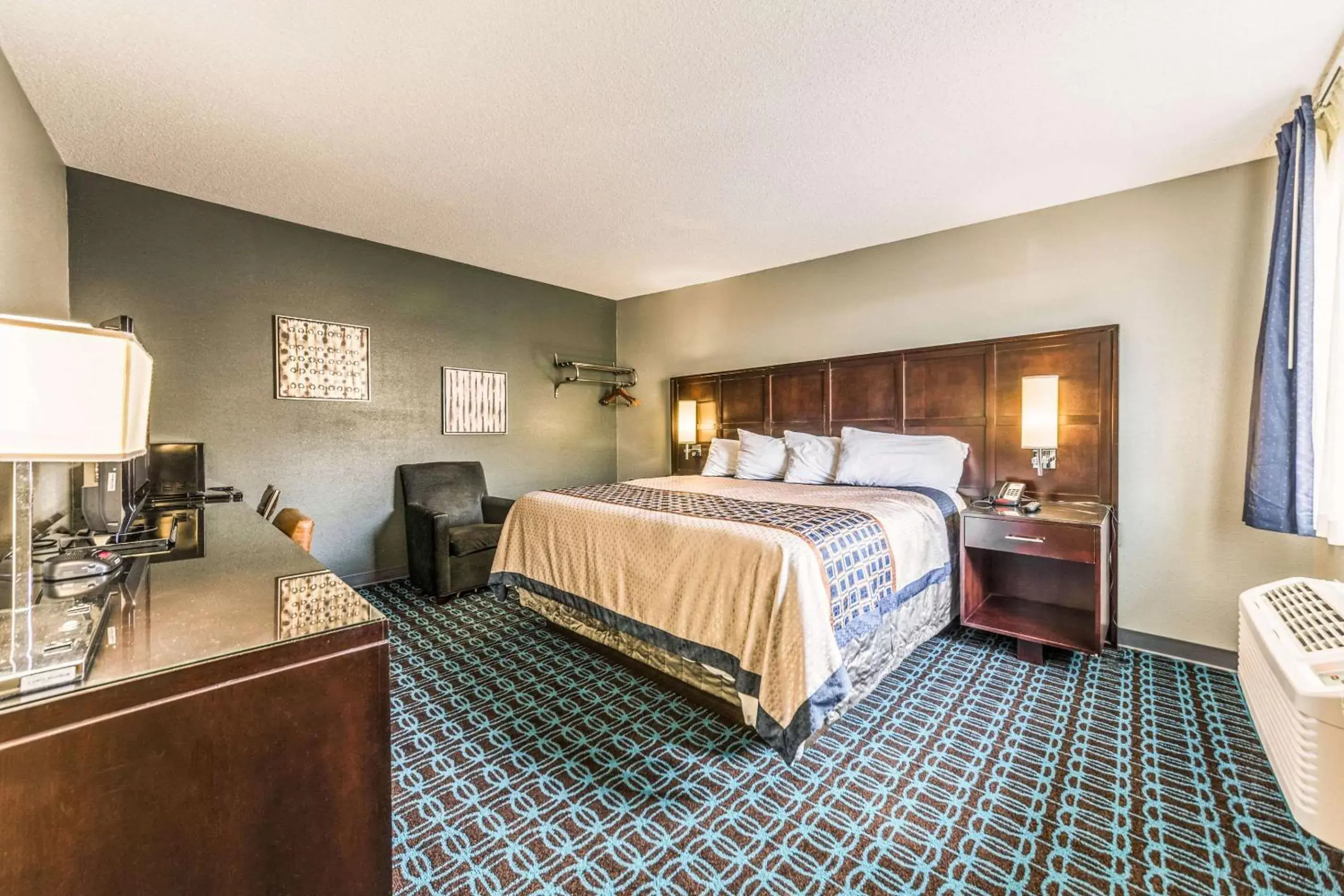 Photo of the whole room, Bed in Rodeway Inn Conference Center Montgomeryville