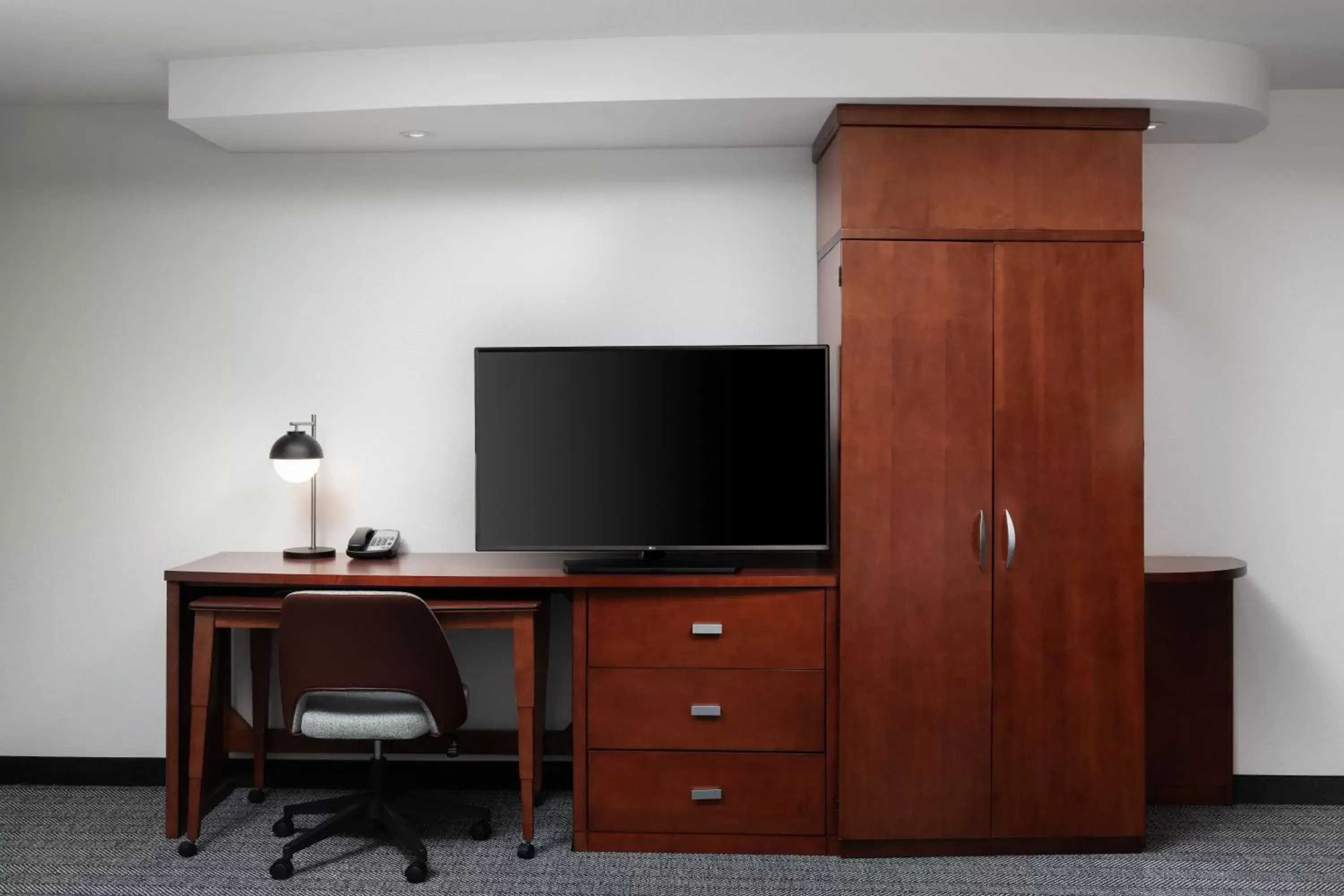 Photo of the whole room, TV/Entertainment Center in Courtyard by Marriott Wichita at Old Town