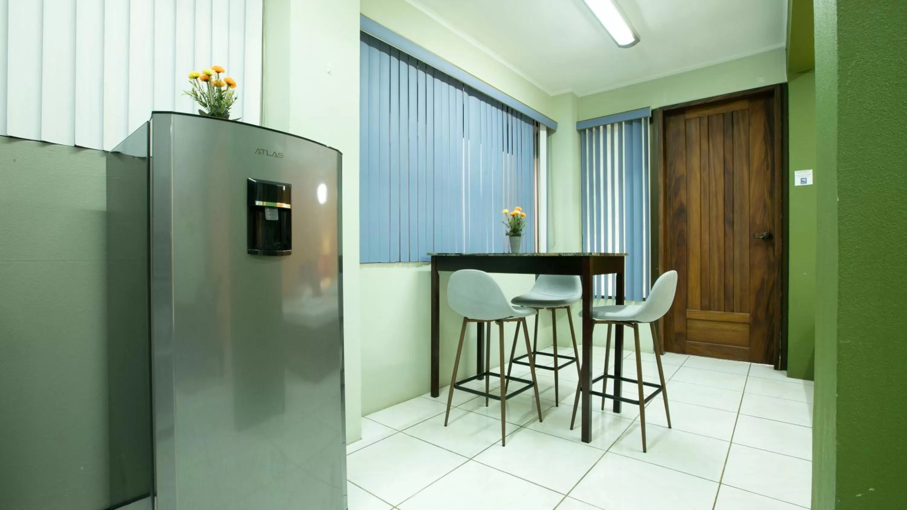 Living room in Coati Arenal Lodge