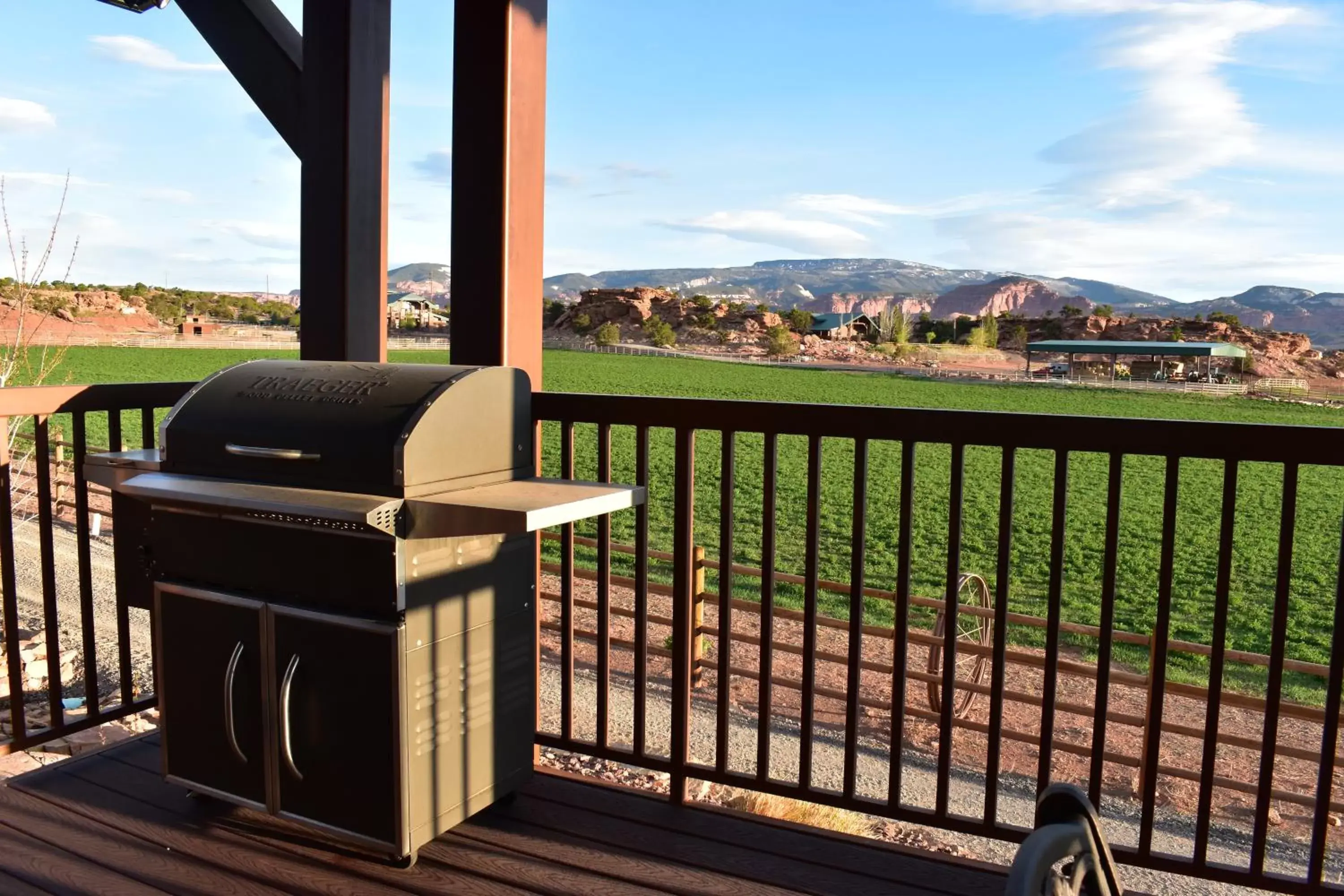 BBQ facilities, Mountain View in Cougar Ridge