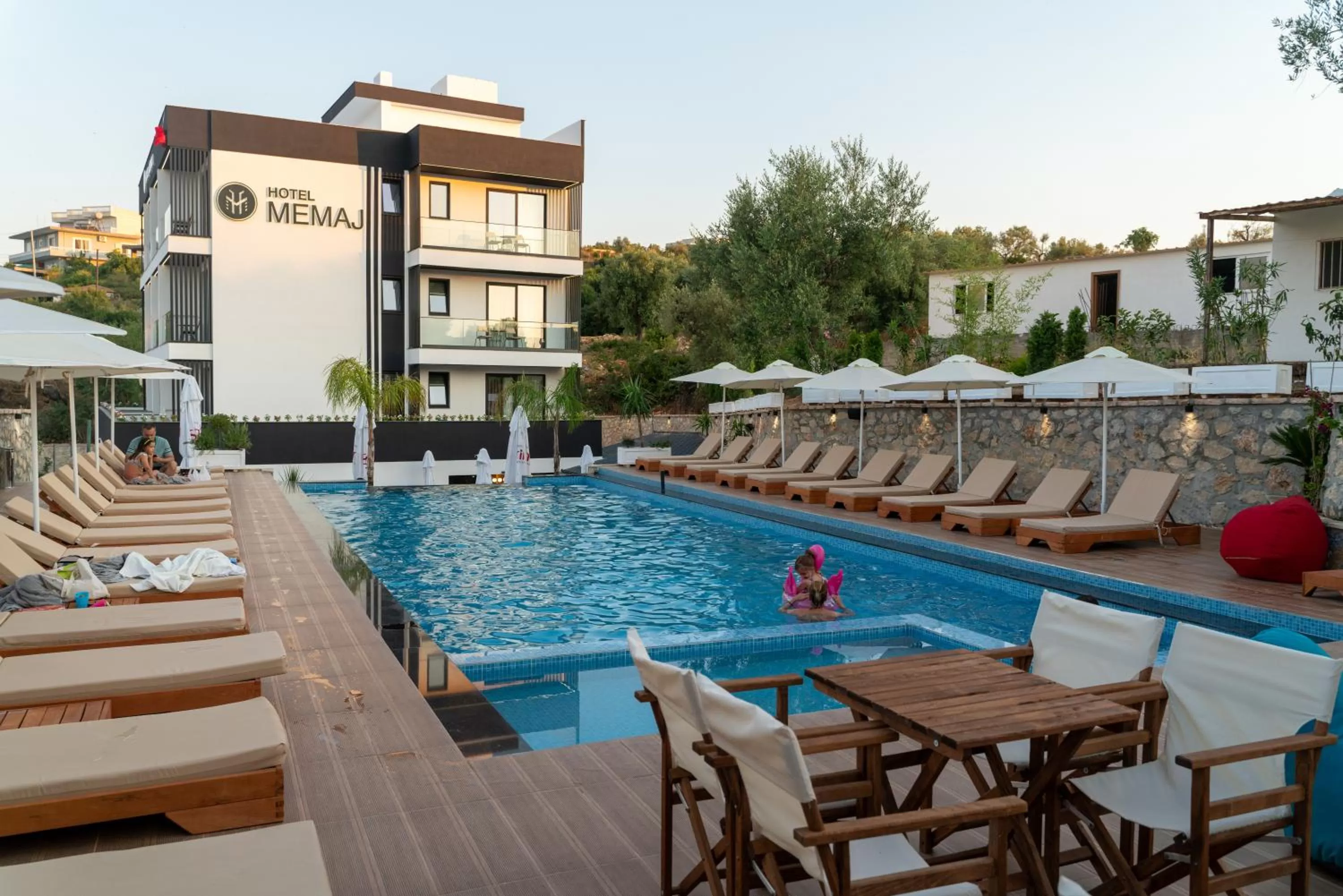 Communal lounge/ TV room, Swimming Pool in Hotel Memaj