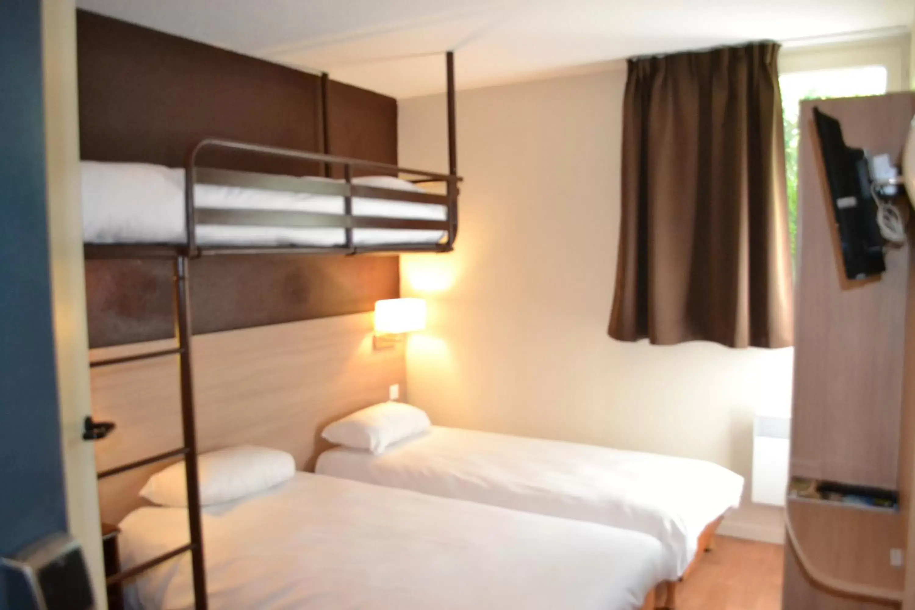 Bed, Bunk Bed in Brit Hotel Essentiel Tours Nord