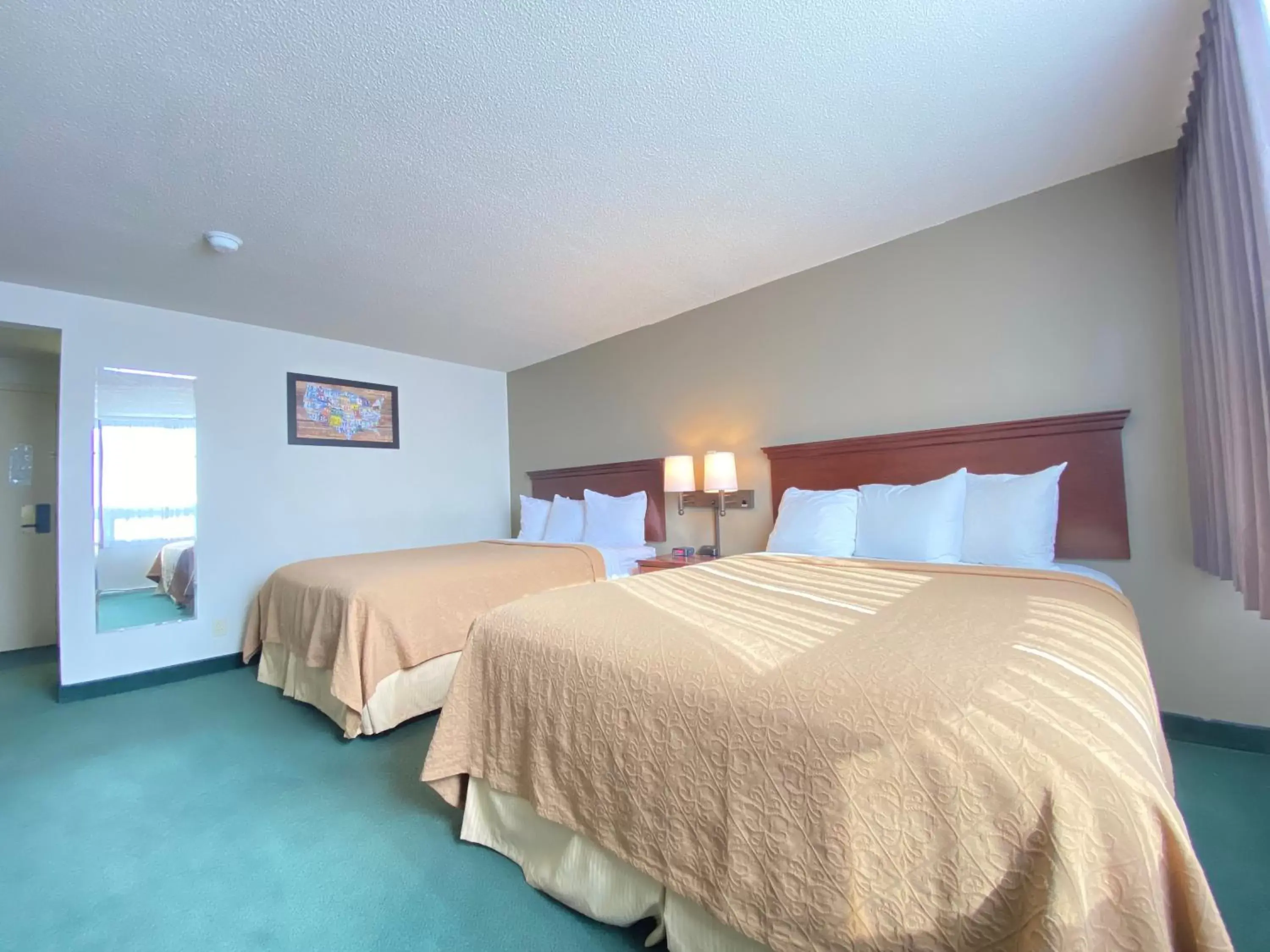 Photo of the whole room, Bed in Travelodge by Wyndham Great Falls