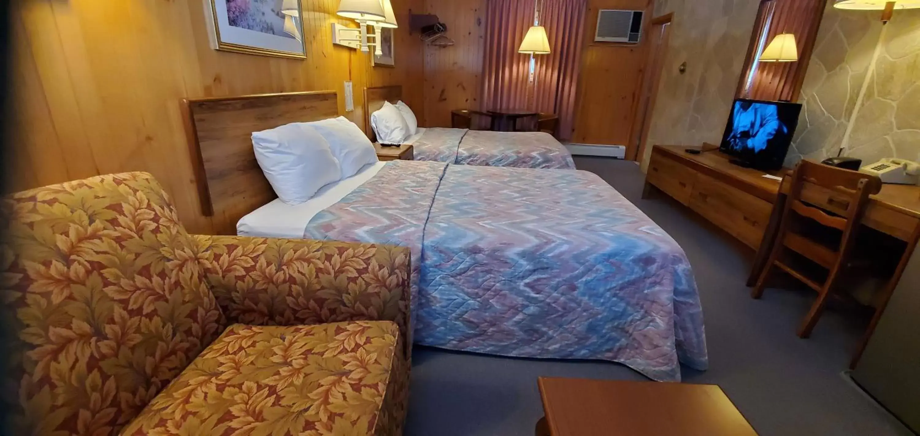 Photo of the whole room, Bed in Red Ranch Inn