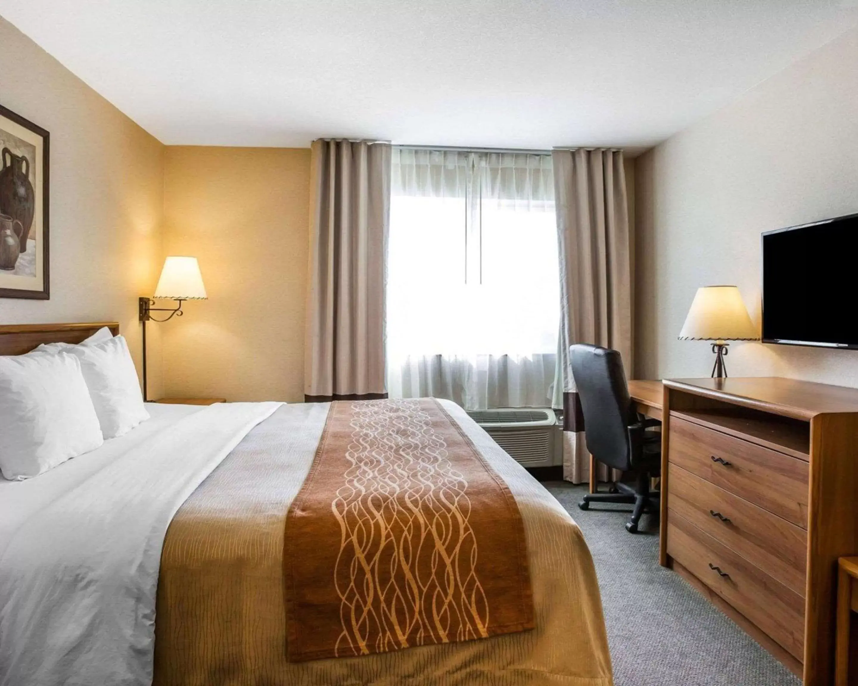 Photo of the whole room, Bed in Quality Inn Lone Pine near Mount Whitney