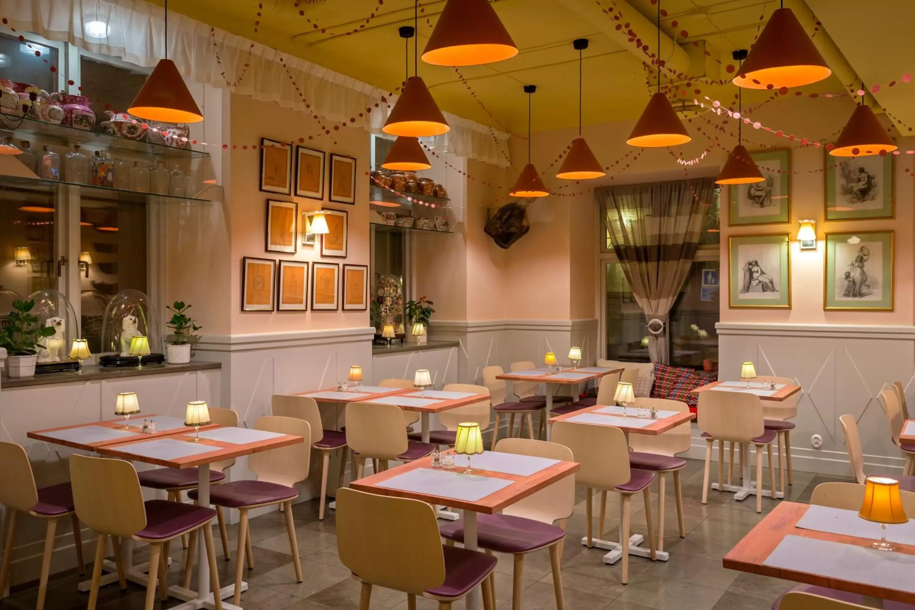 Restaurant/places to eat in Lady Hamilton Apartments Restaurant/places to eat in Lady Hamilton Apartments