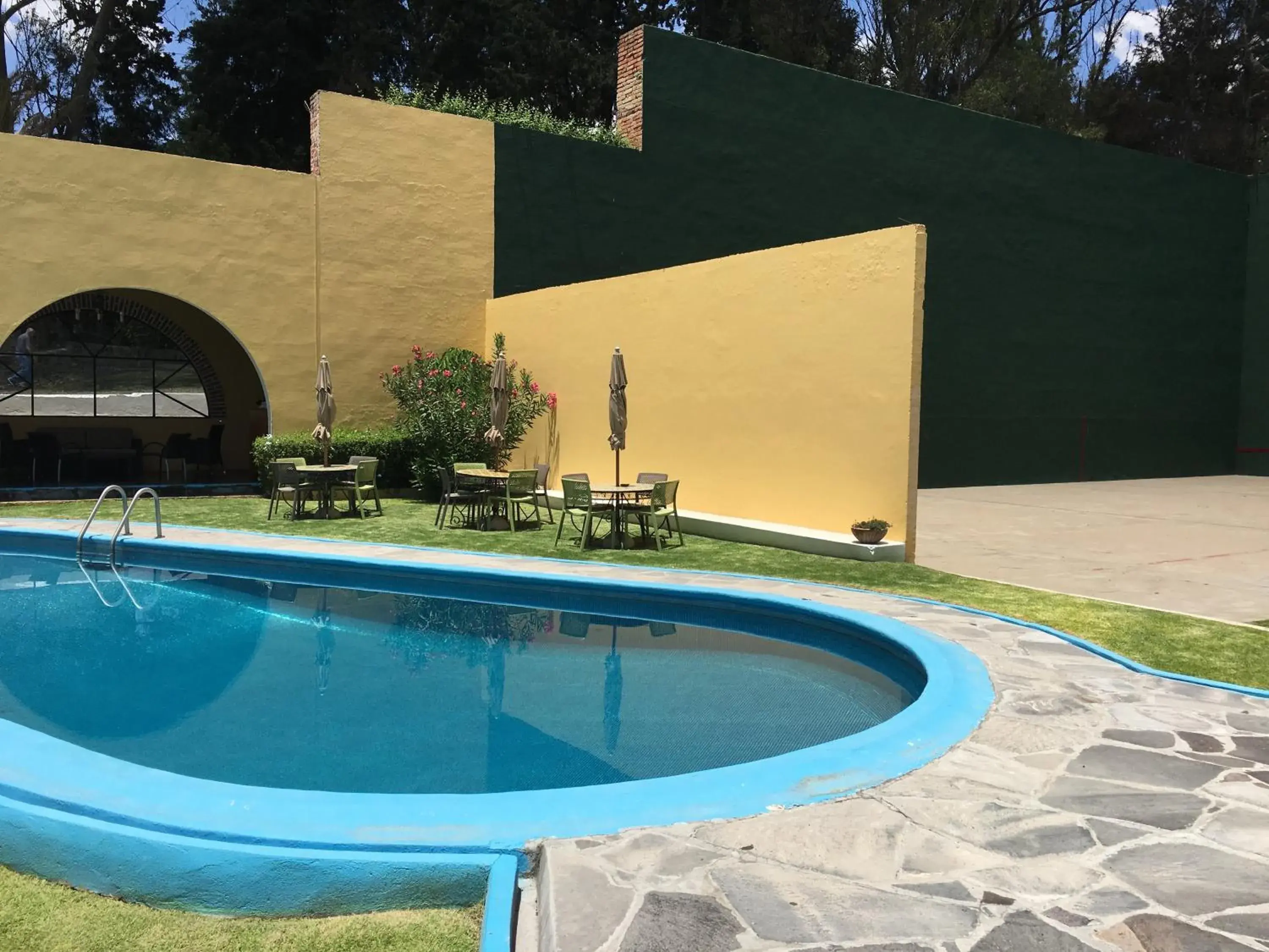 Swimming pool, Property Building in Rancho Hotel Atascadero