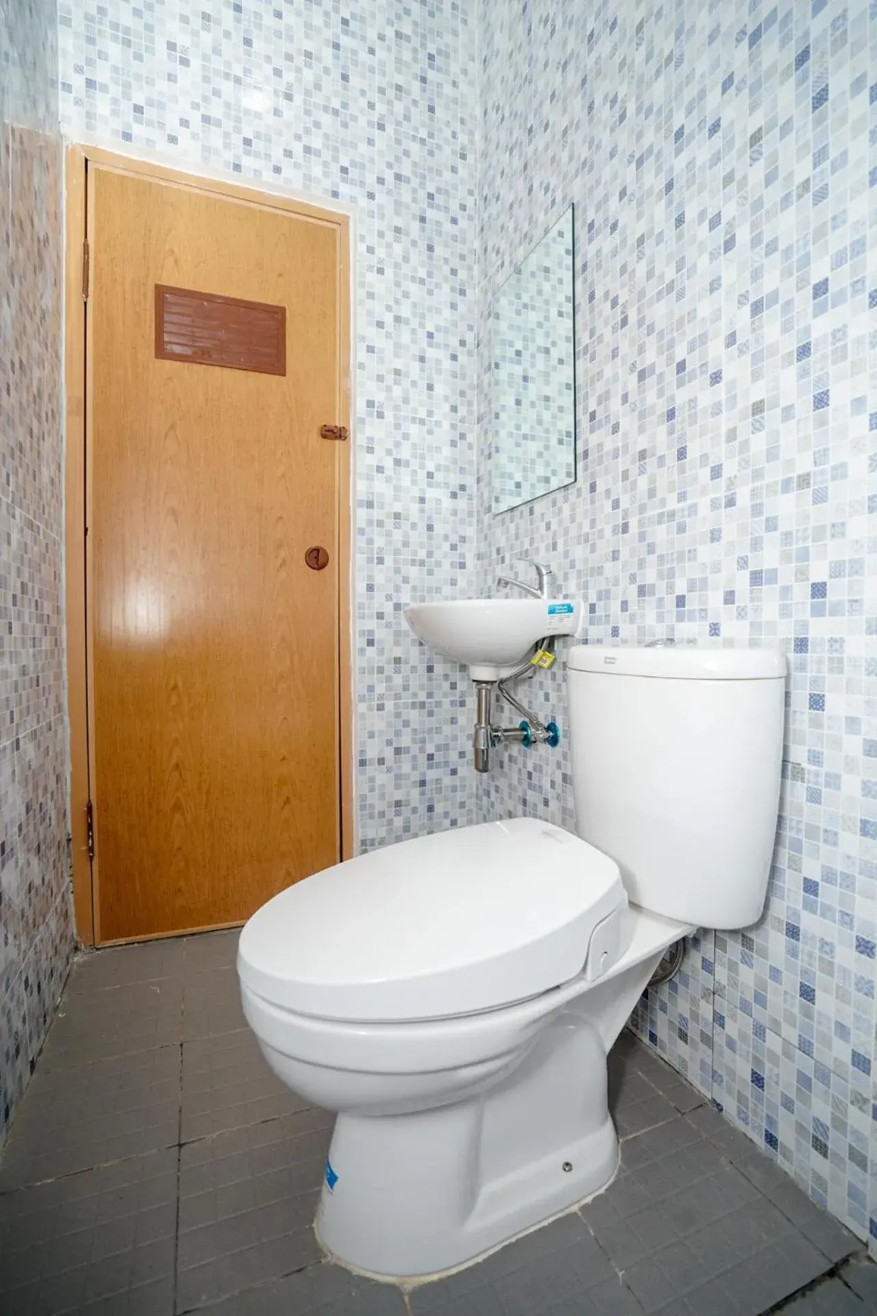 Bathroom in OYO 443 Hotel Barlian