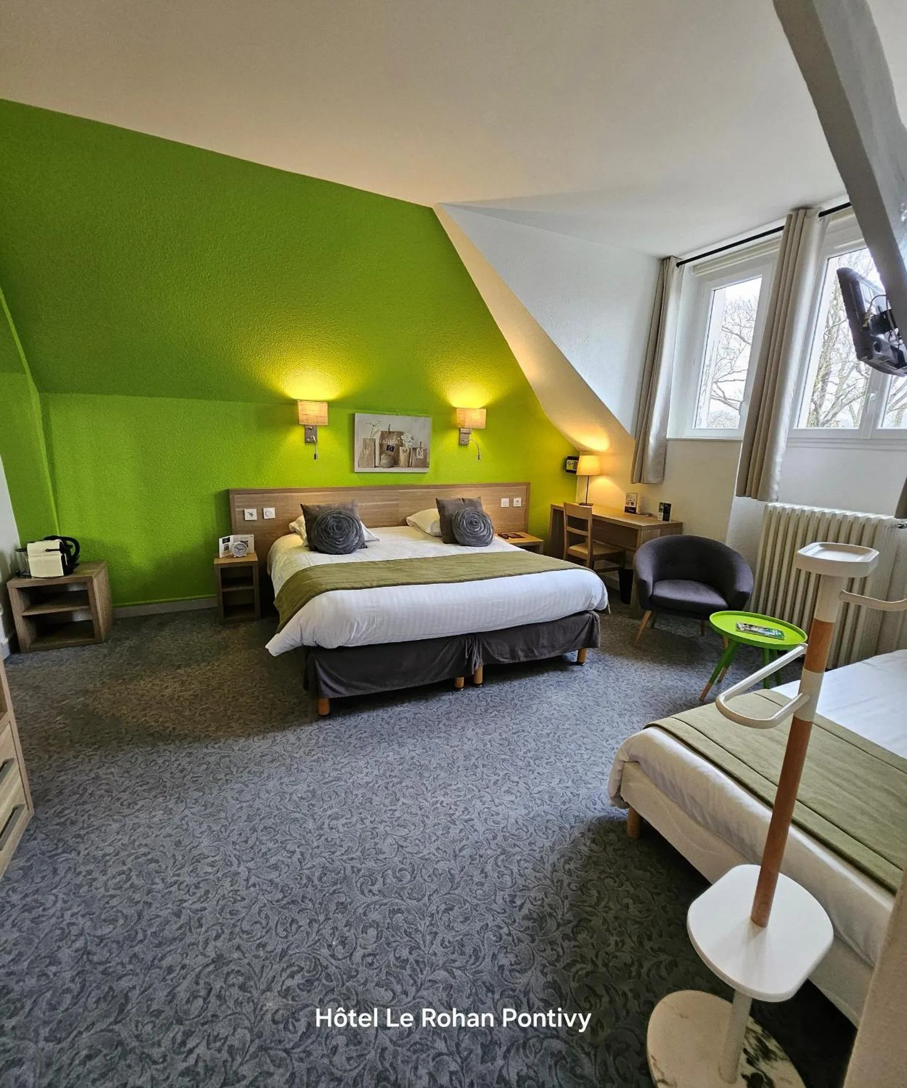 Guests, Bed in Hôtel Le Rohan Charme et Caractère