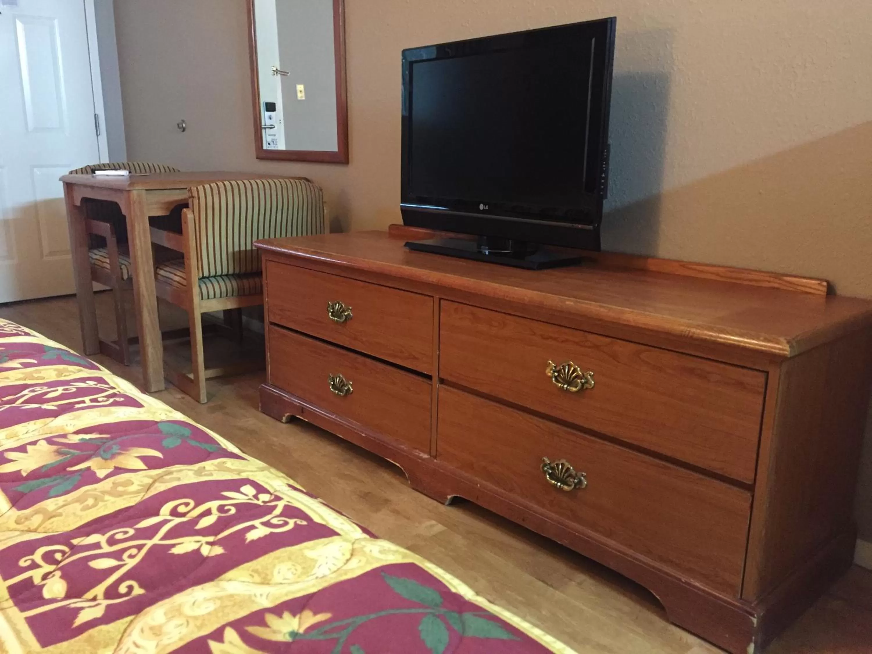 Property building, TV/Entertainment Center in Deerfield Inn New Johnsonville