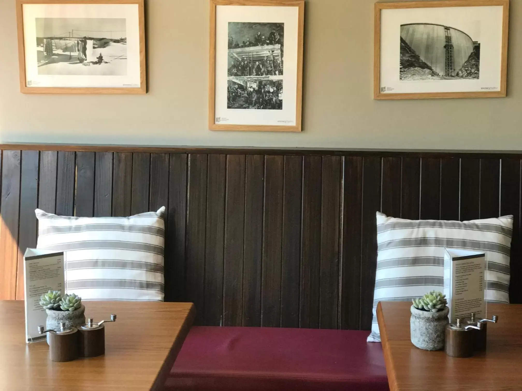 Dining area, Bed in Jindy Inn