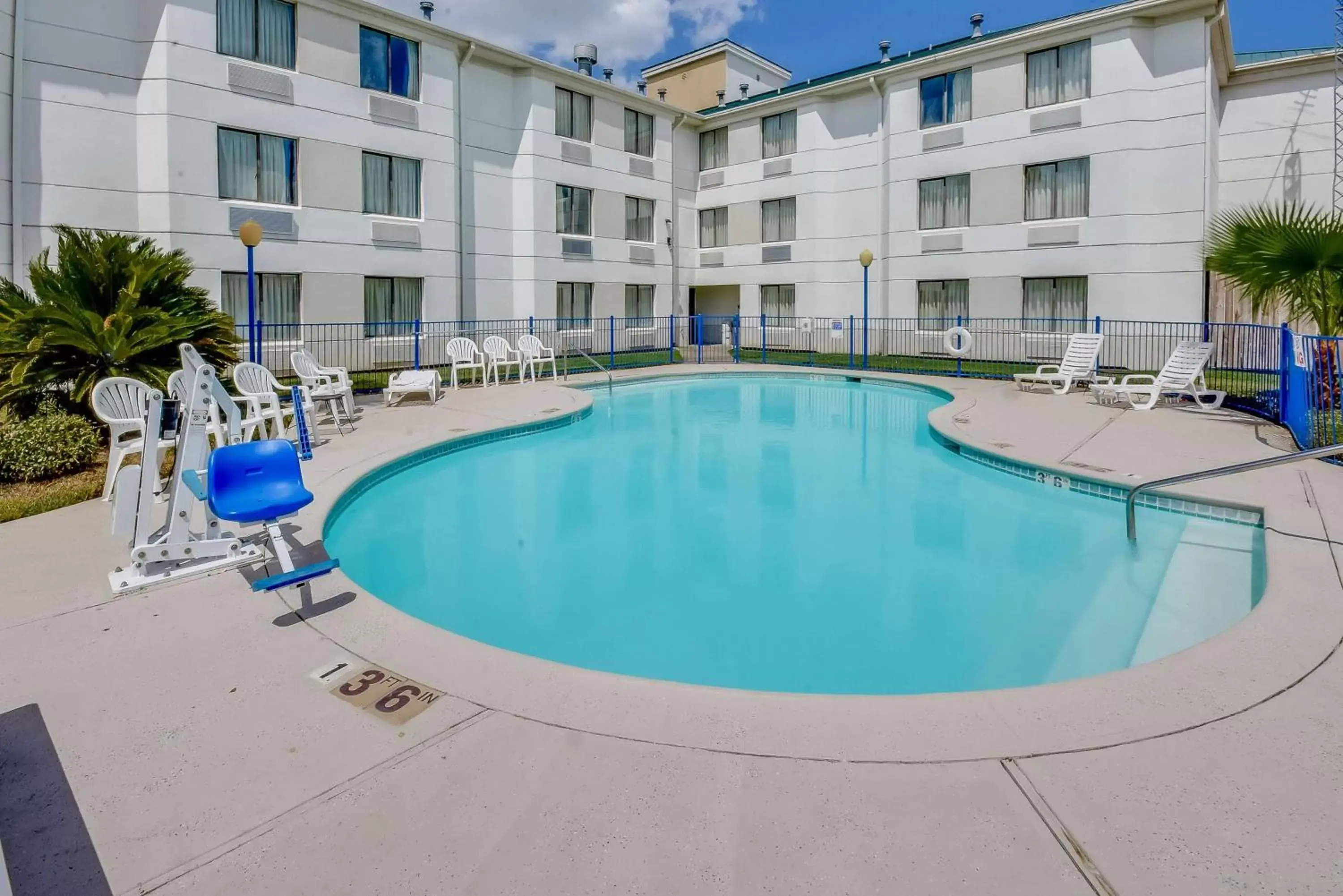 Day, Swimming Pool in Motel 6-Katy, TX - Houston