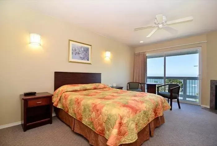 Queen Room with Two Queen Beds and Ocean View - Non-Smoking/Pet Friendly in Travelodge by Wyndham Depoe Bay