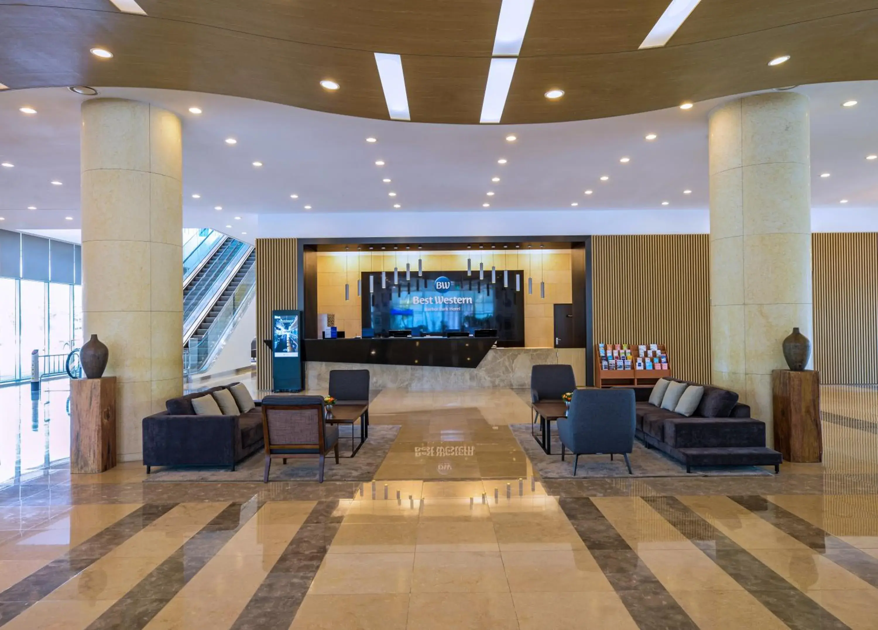 Lobby/Reception in Harbor Park Hotel