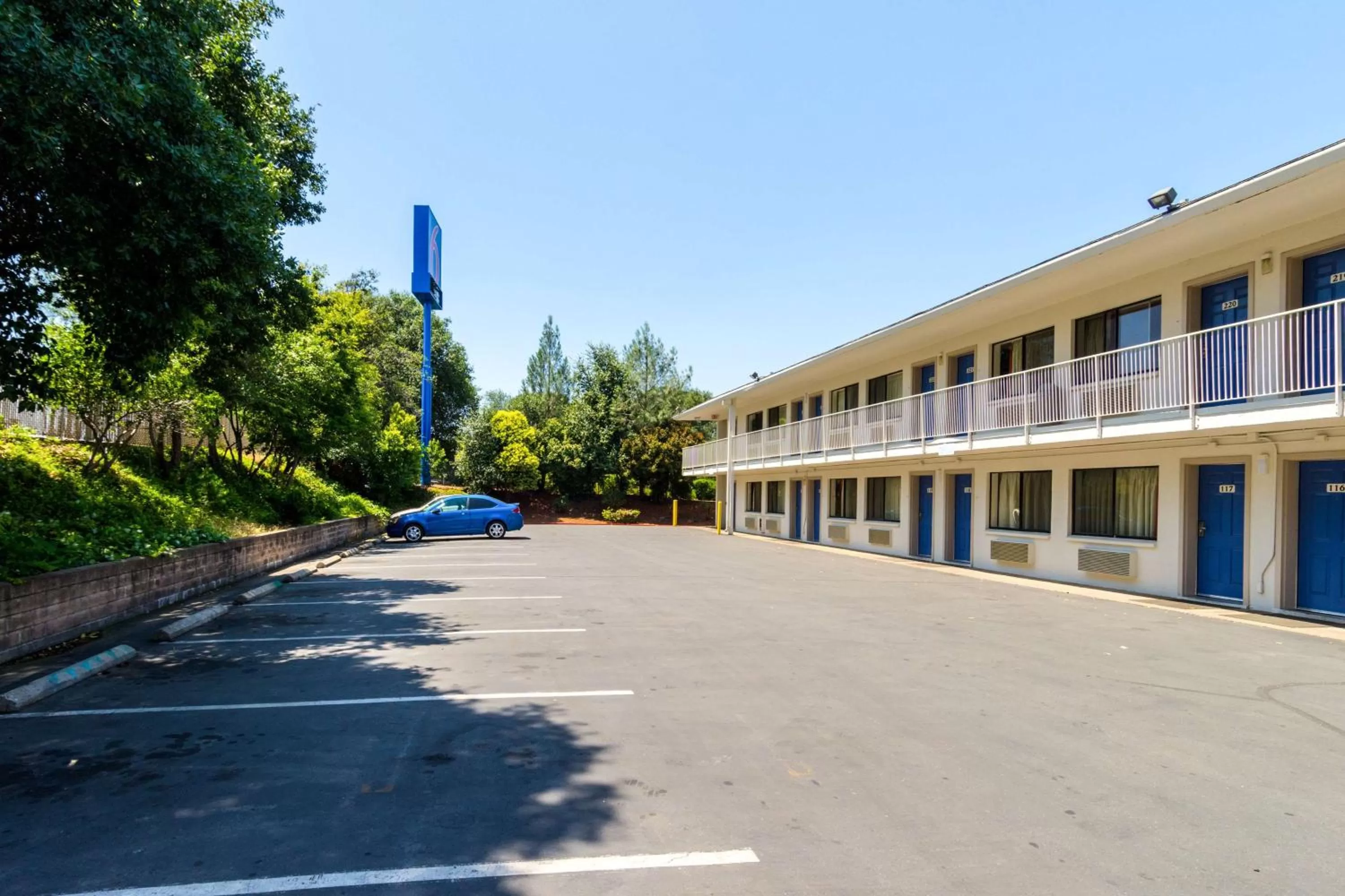 Property building in Motel 6-Redding, CA - Central