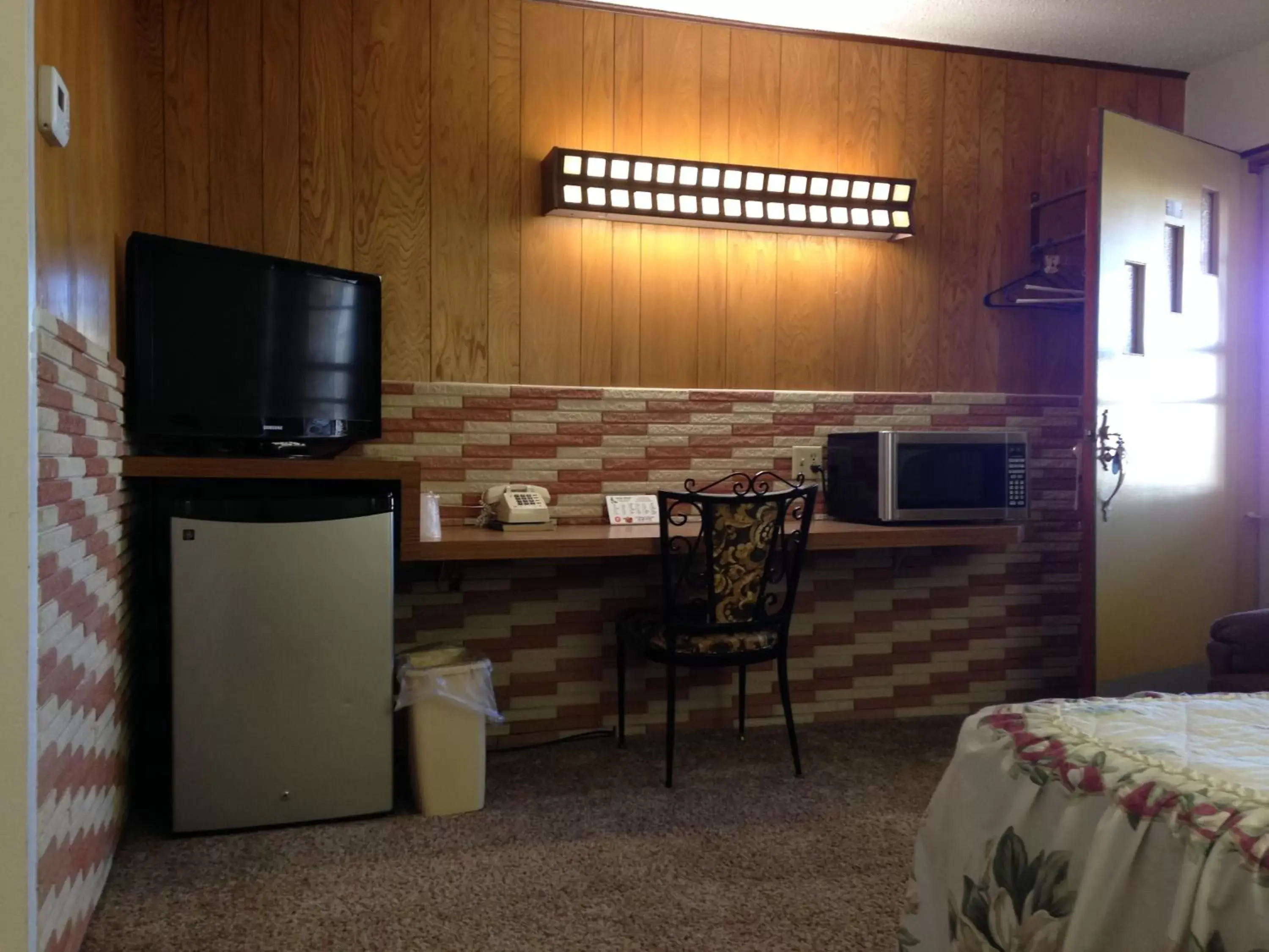 TV/Entertainment Center in Siesta Motel