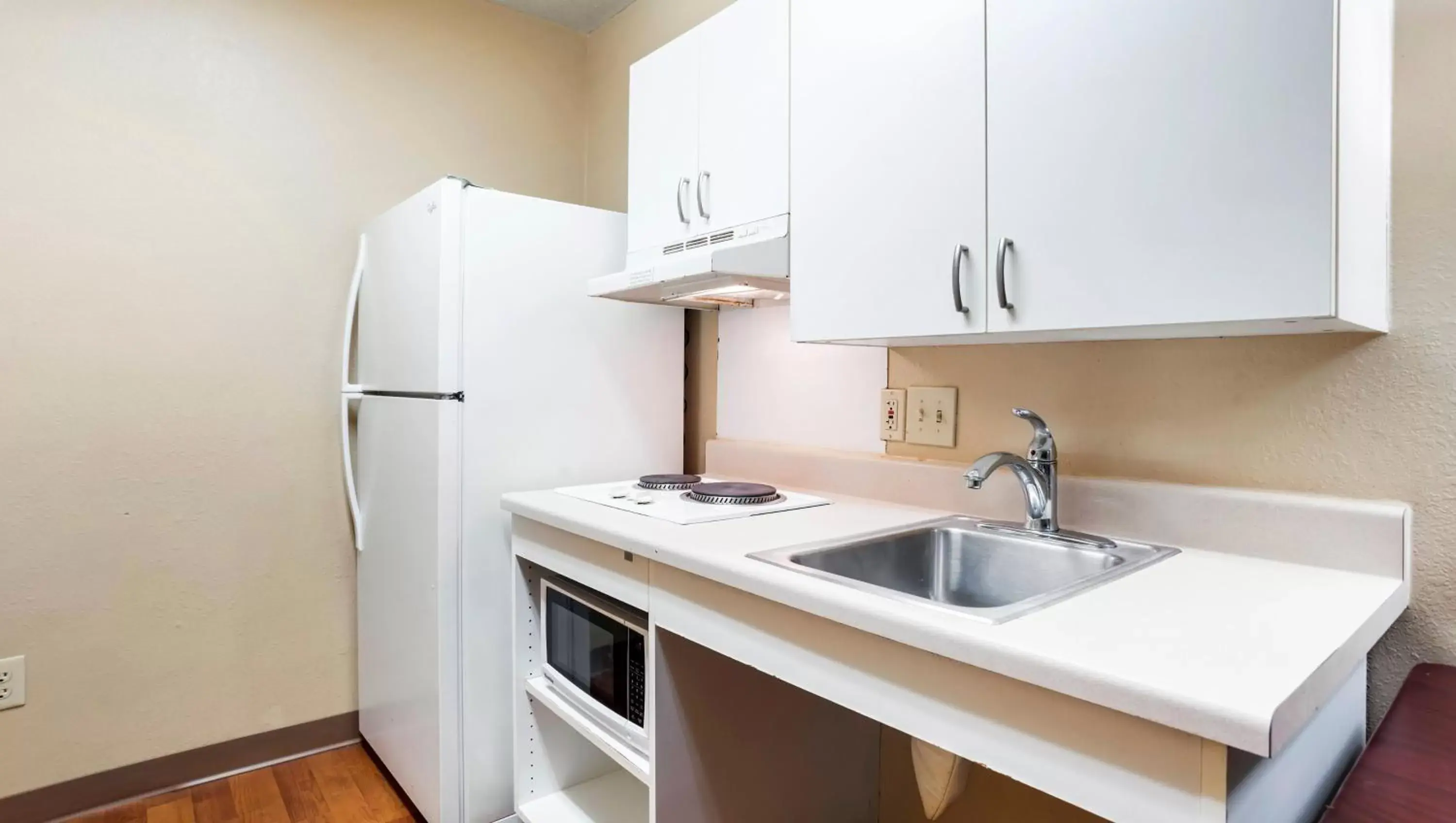 Kitchen or kitchenette, Kitchen/Kitchenette in Home 1 Suites Extended Stay