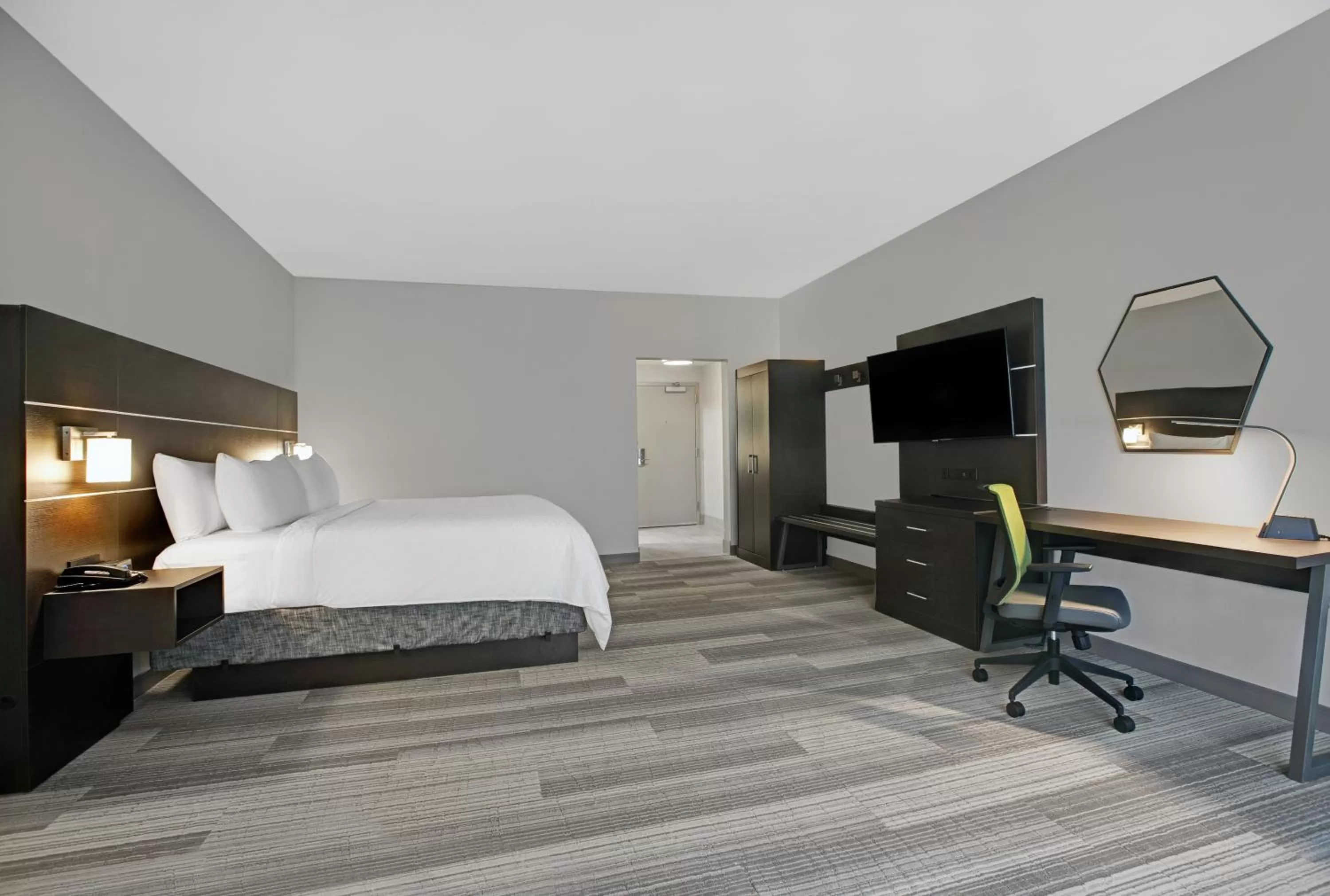 Photo of the whole room, Bed in Holiday Inn Express - Milwaukee Downtown by IHG
