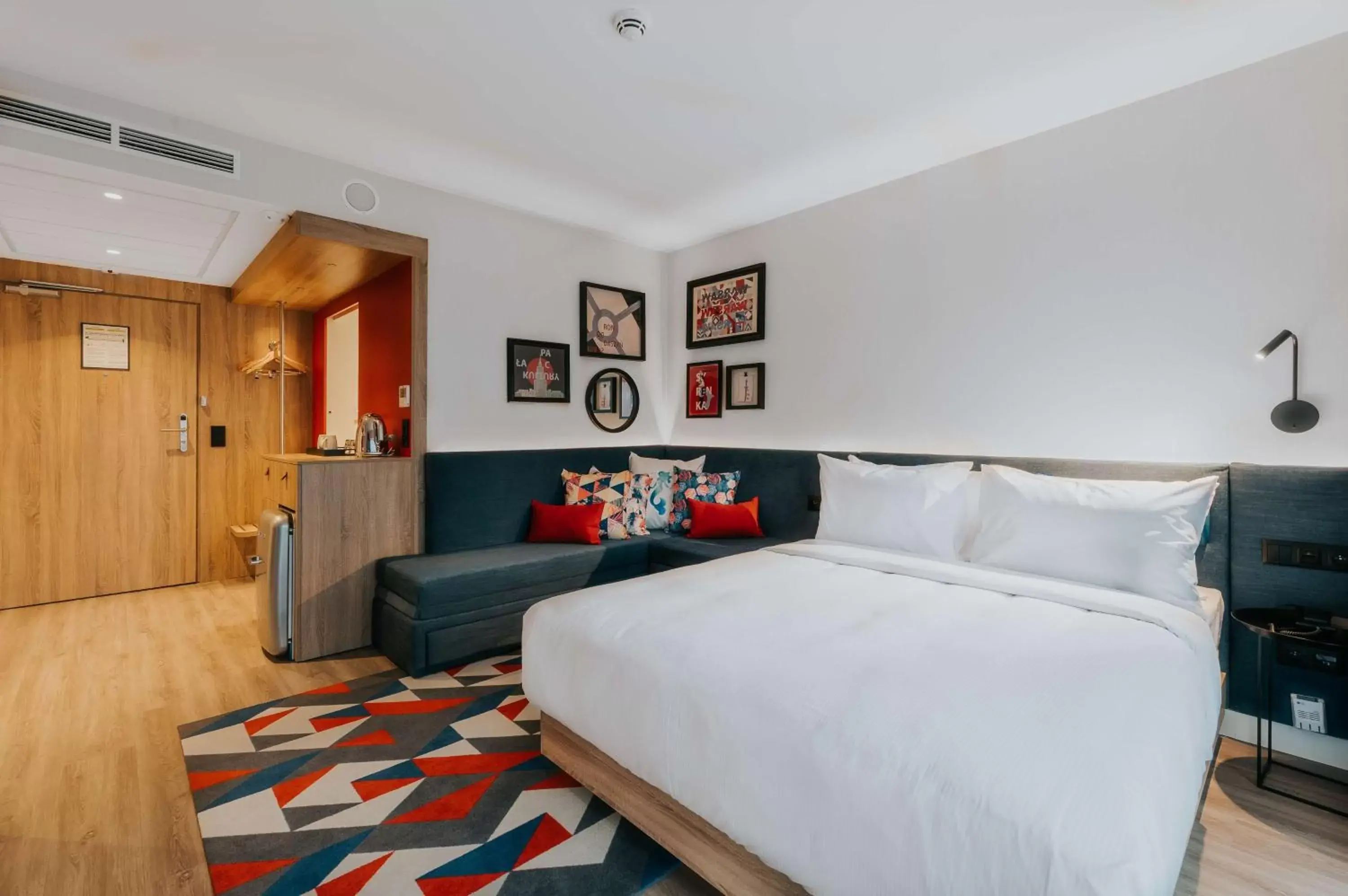 Living room, Bed in Hampton By Hilton Warsaw Reduta