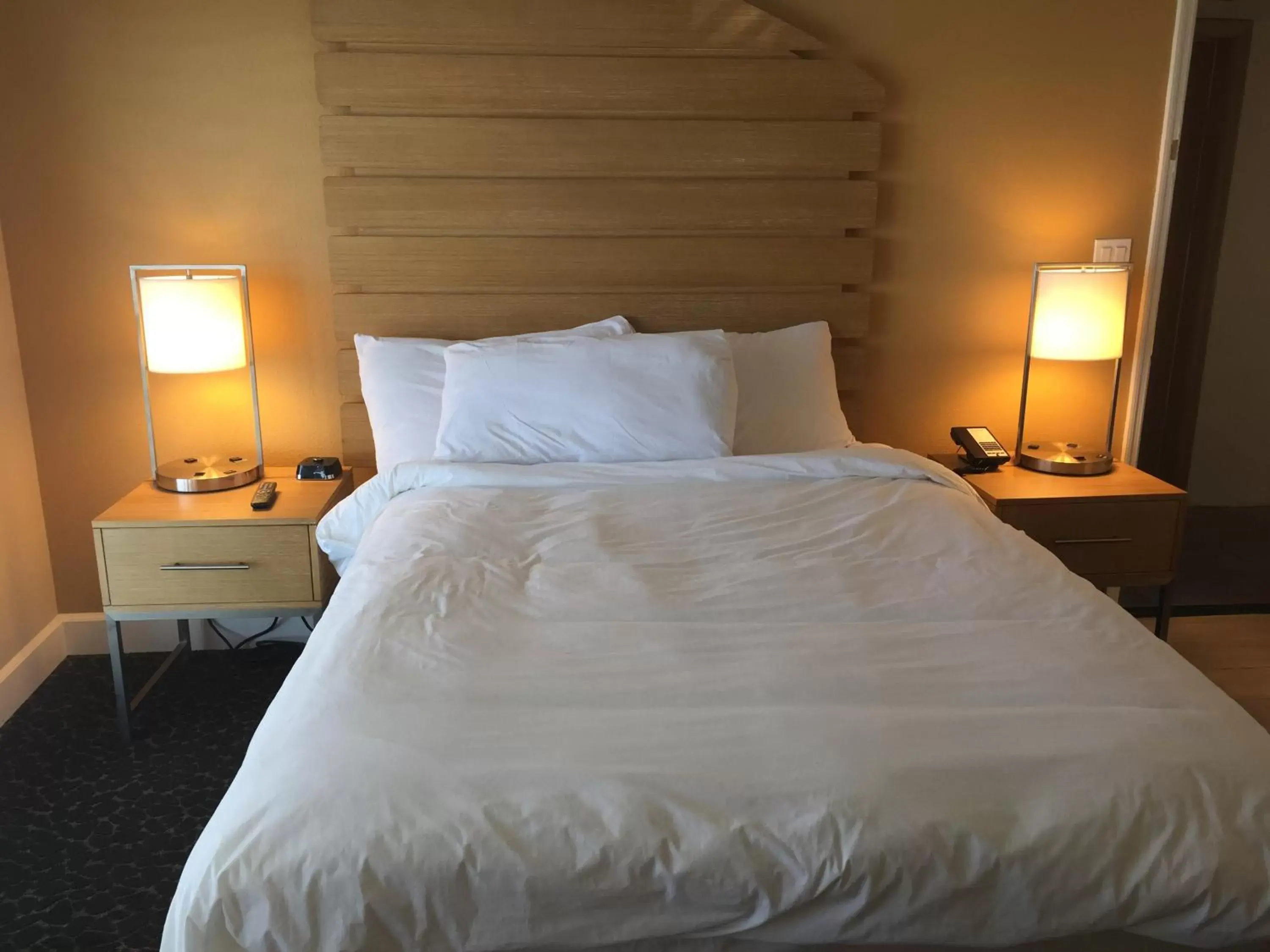 Bed in Diamond Head Inn
