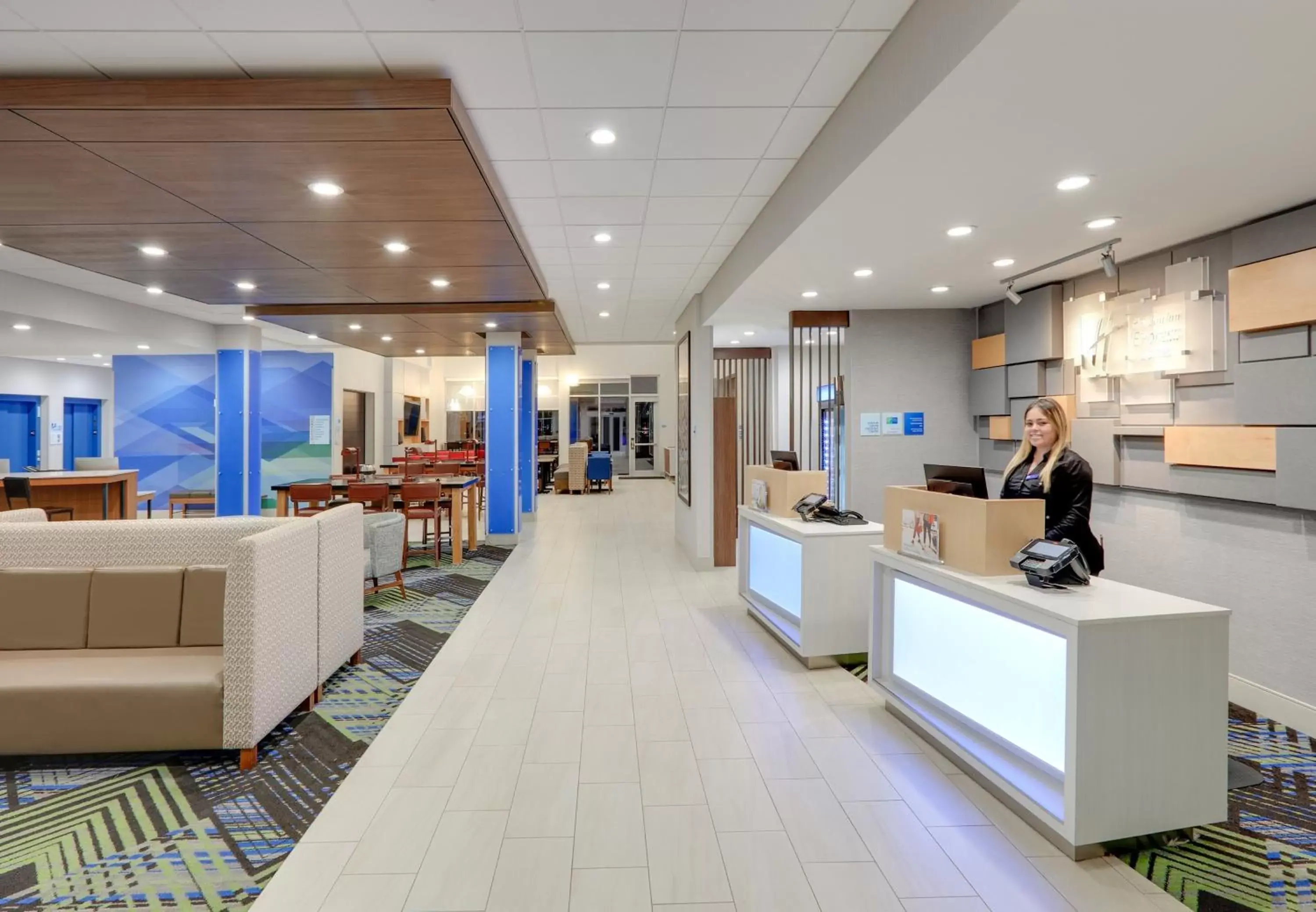 Property building, Lobby/Reception in Holiday Inn Express & Suites - Dallas NW HWY - Love Field, an IHG Hotel