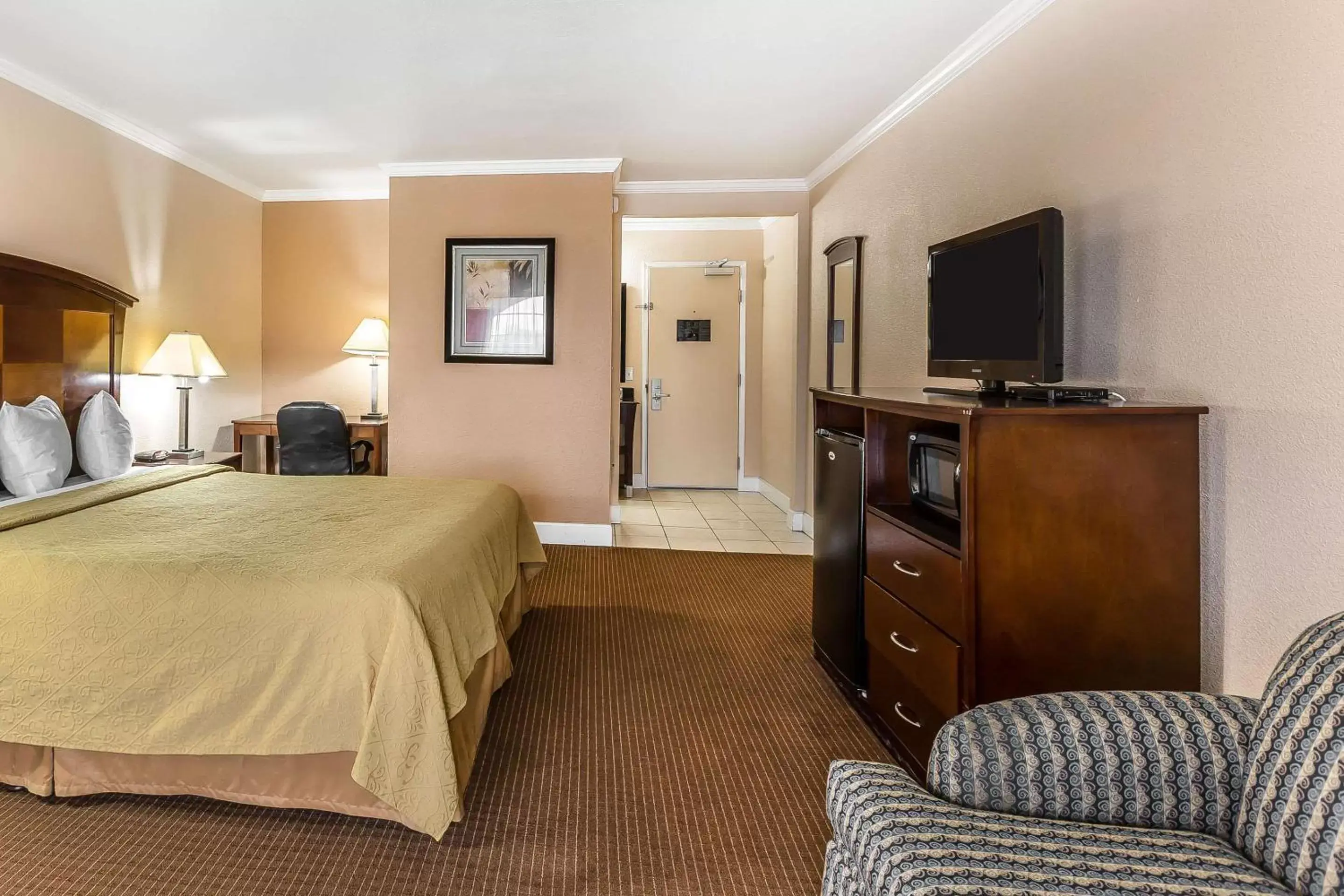 Photo of the whole room, Bed in Quality Inn near Hearst Castle