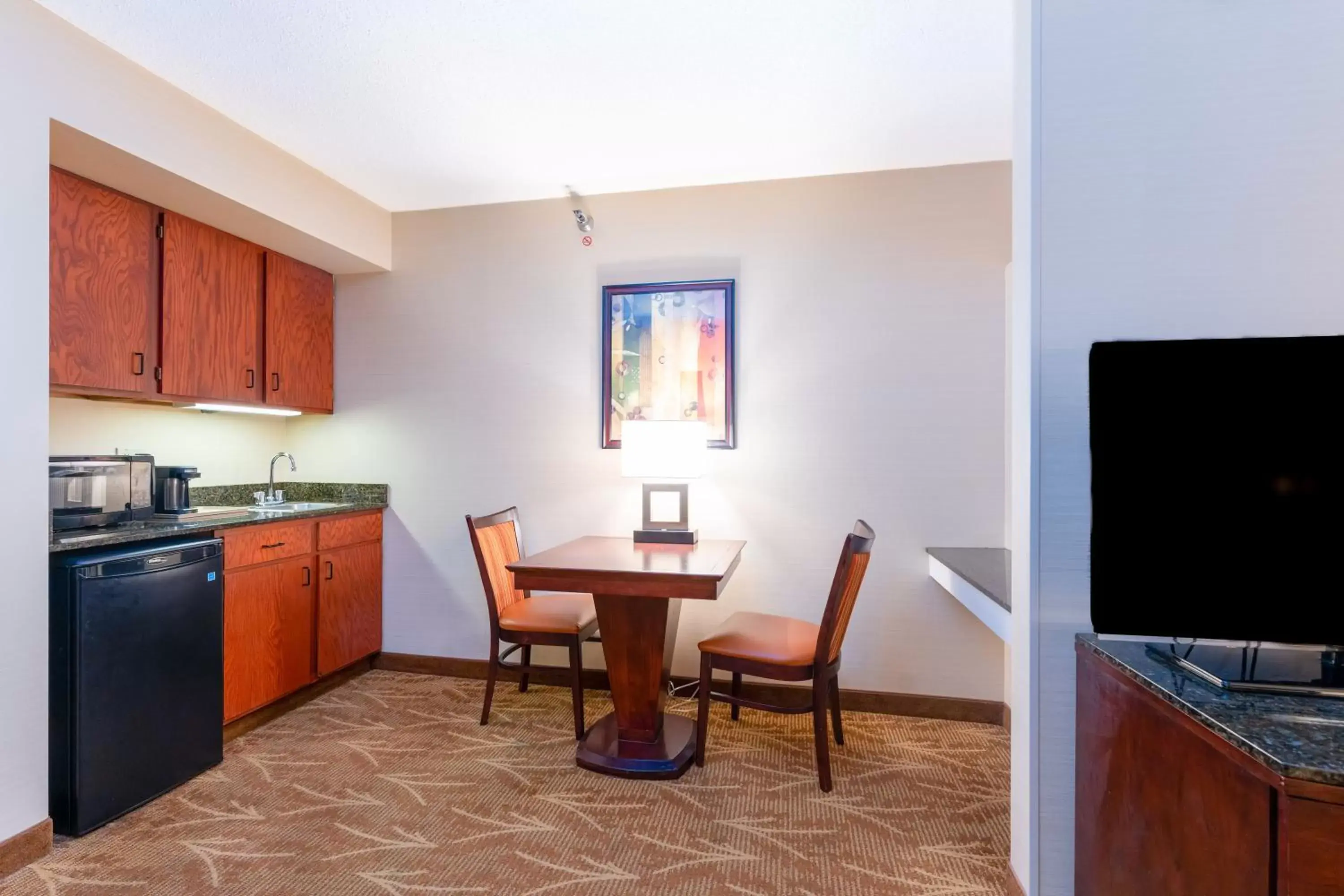 Dining area, Kitchen/Kitchenette in Kahler Inn and Suites