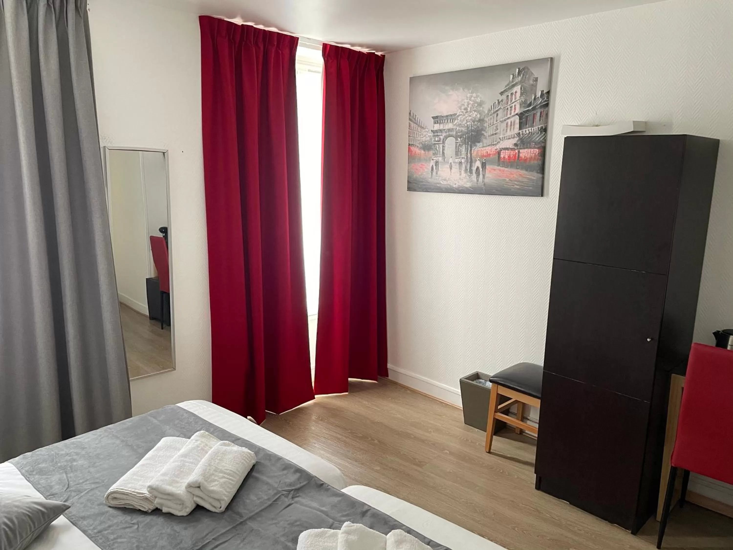 Bed in Hôtel de Bordeaux