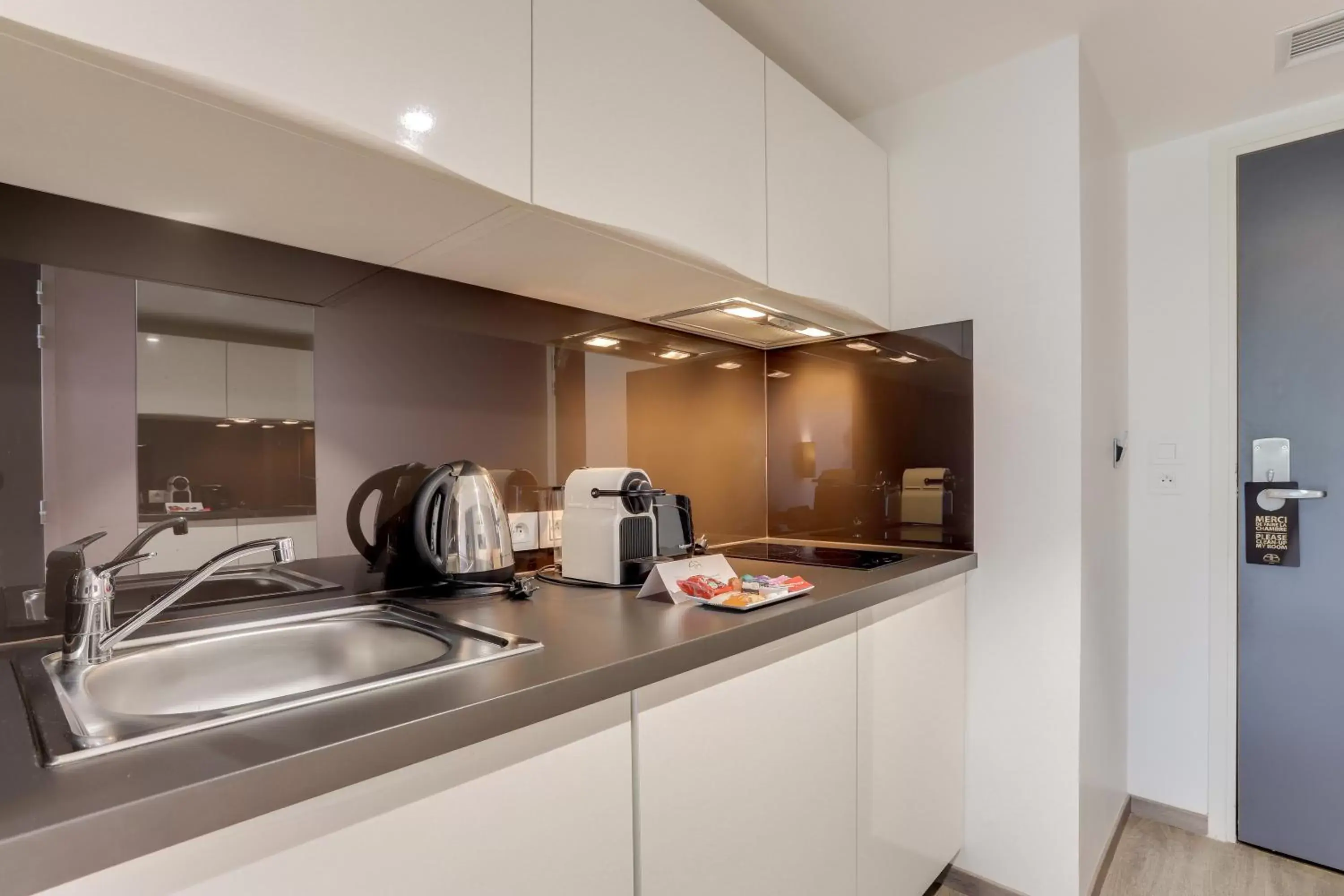 Coffee/tea facilities, Kitchen/Kitchenette in All Suites Appart Hôtel Bordeaux Pessac