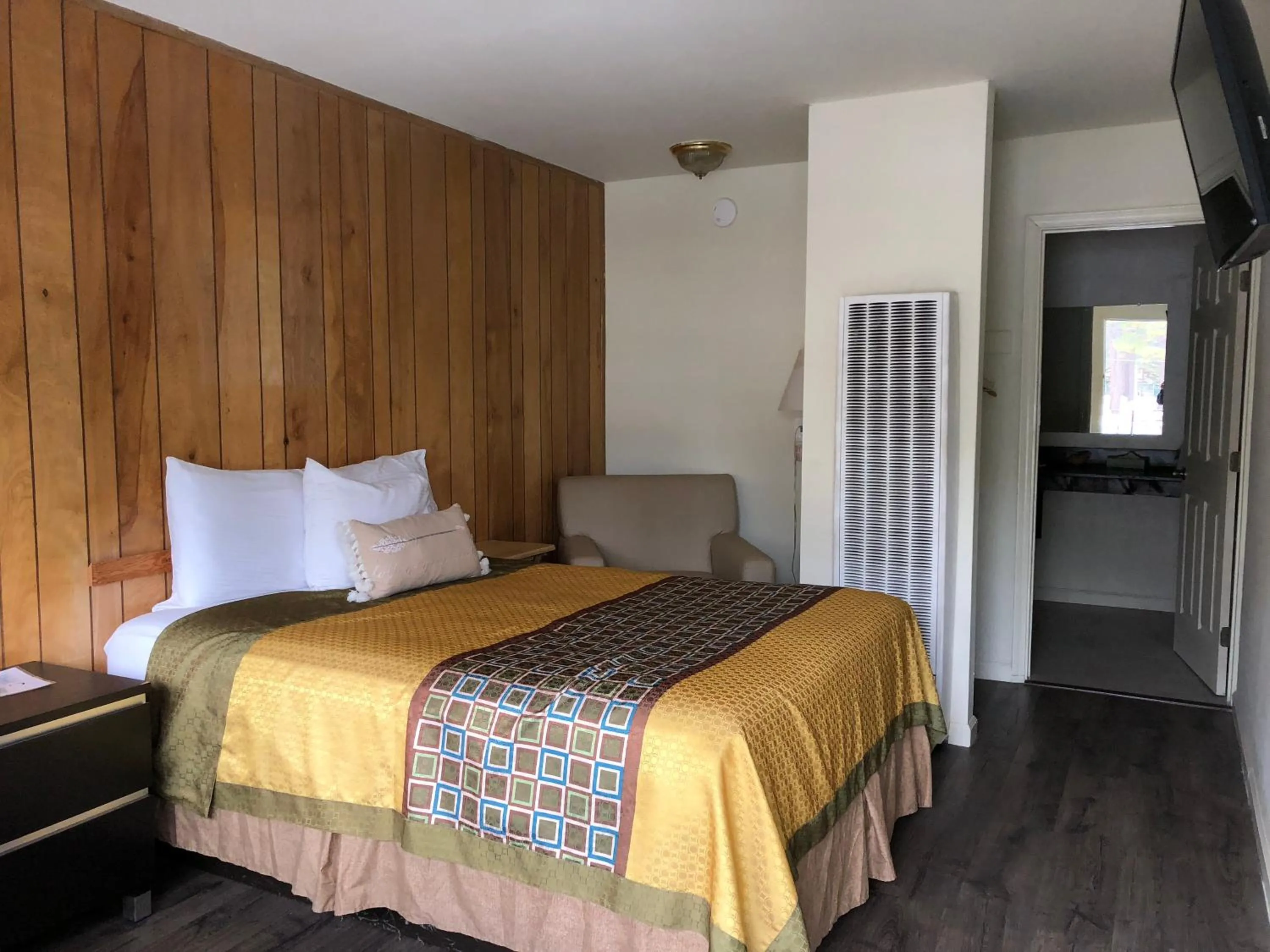 Photo of the whole room, Bed in Cedar Inn & Suites