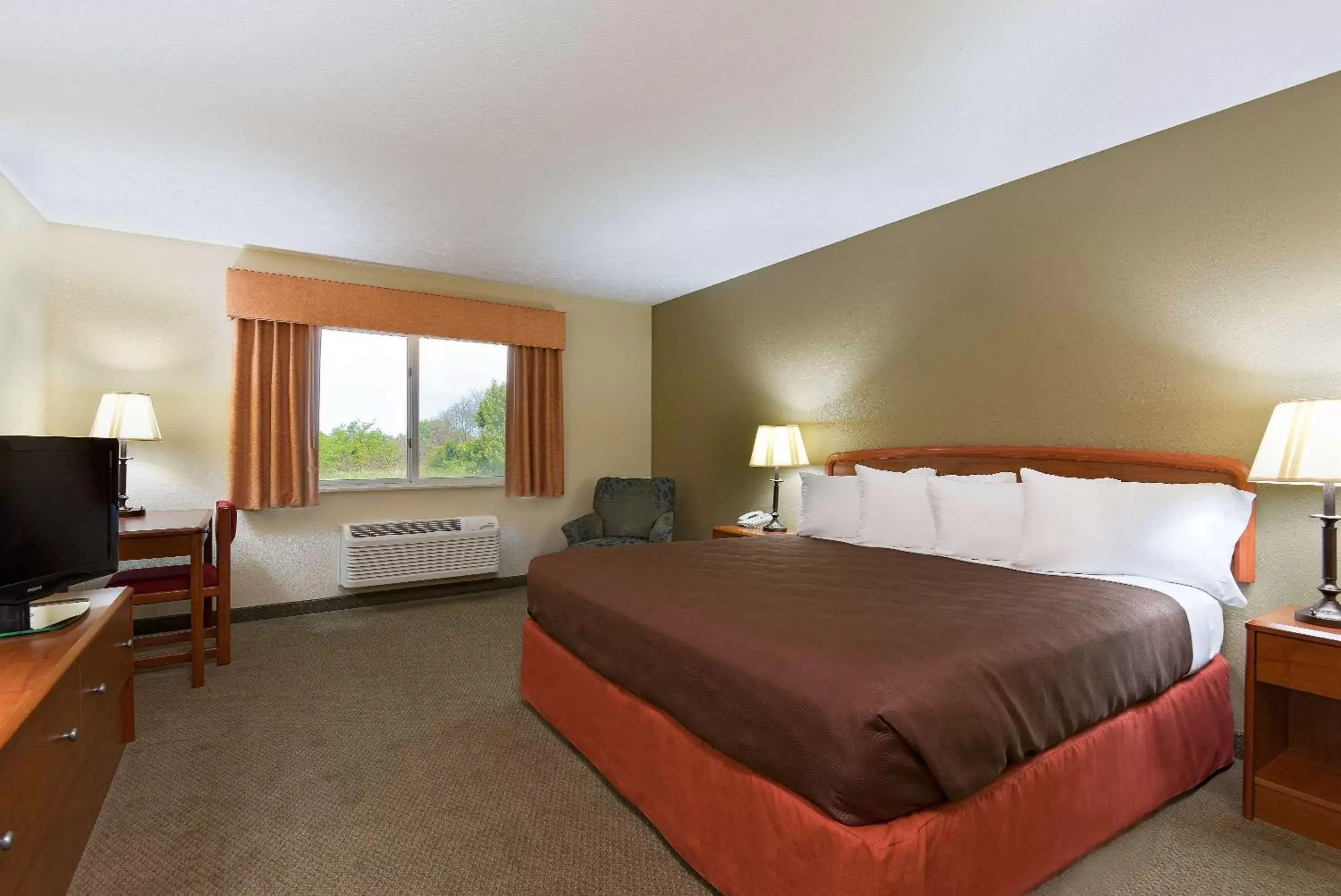 Photo of the whole room, Bed in AmericInn by Wyndham Republic