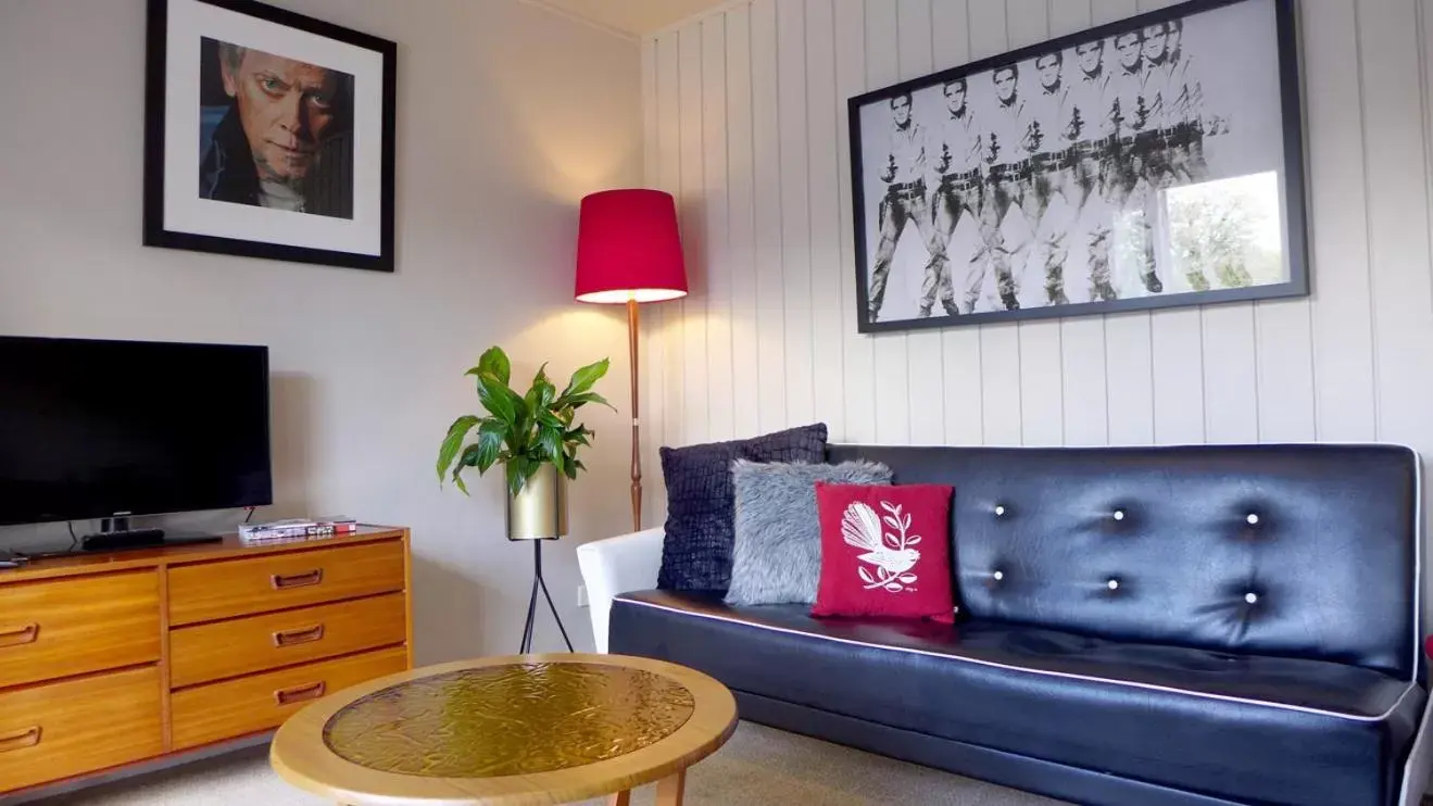 Deluxe Queen Room B in The Lake Motel Deluxe Queen Room B in The Lake Motel